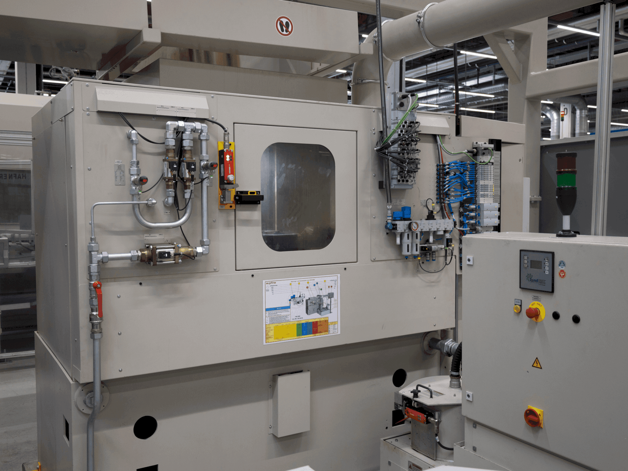 Vista frontale della macchina SUPFINA LCM 220/4-220/3