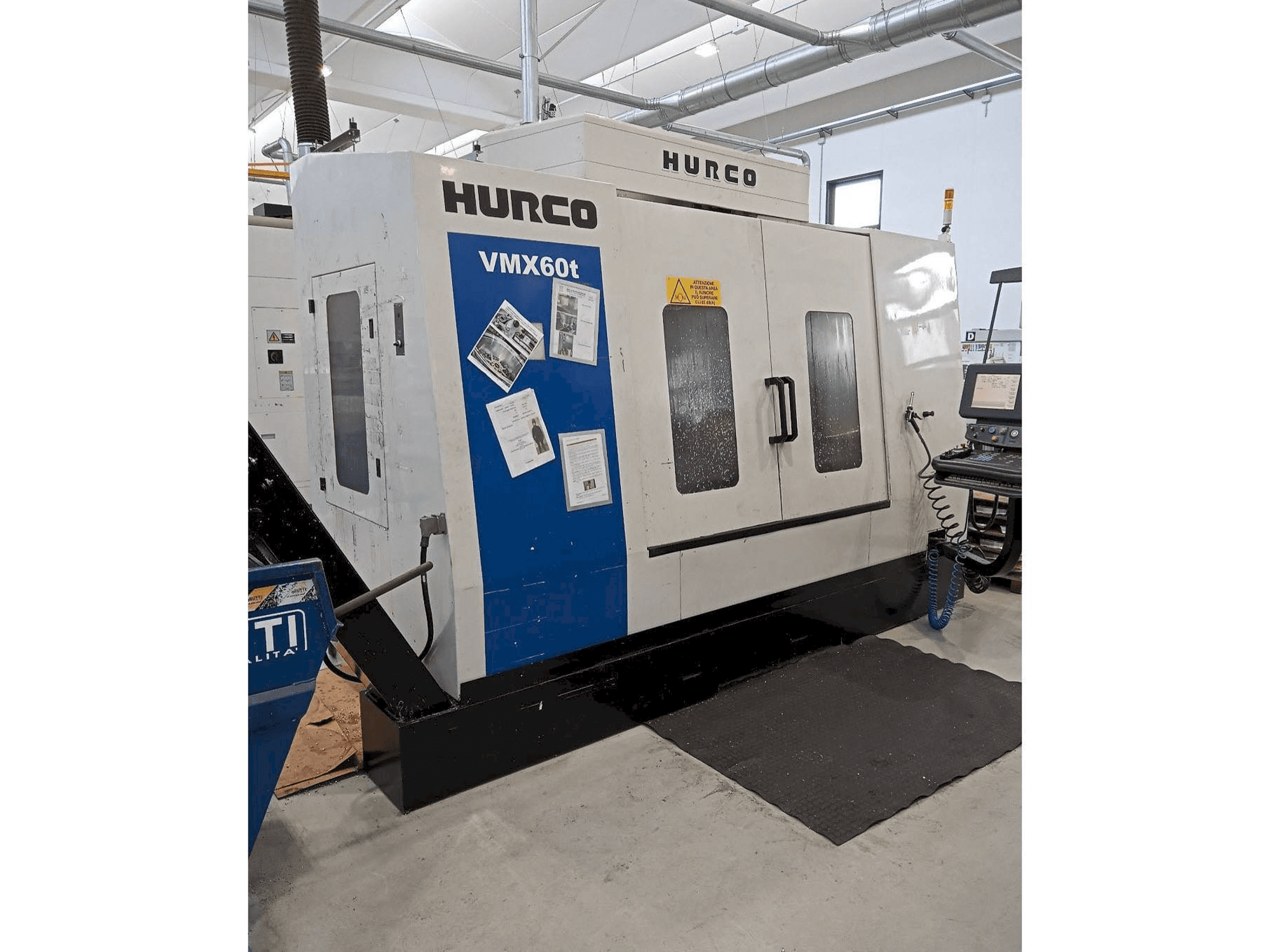 Vista frontale della macchina Hurco VMX 60T