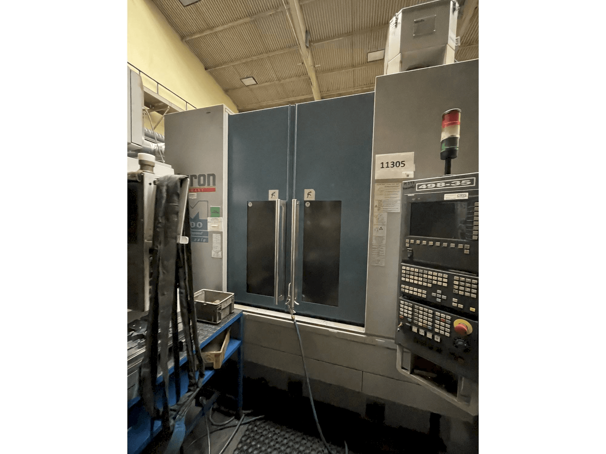 Vista frontale della macchina CHIRON MILL FA 800