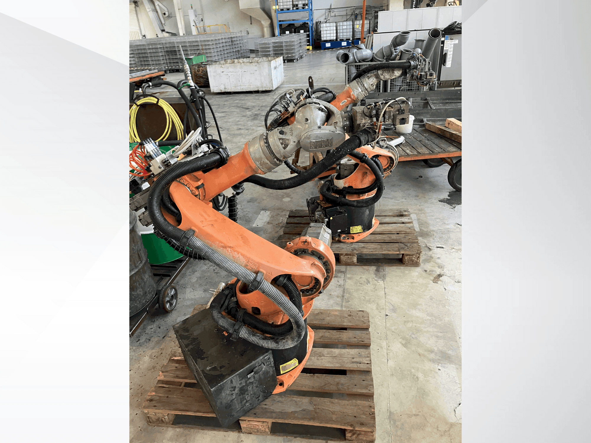 Vista frontale della macchina KUKA KR16