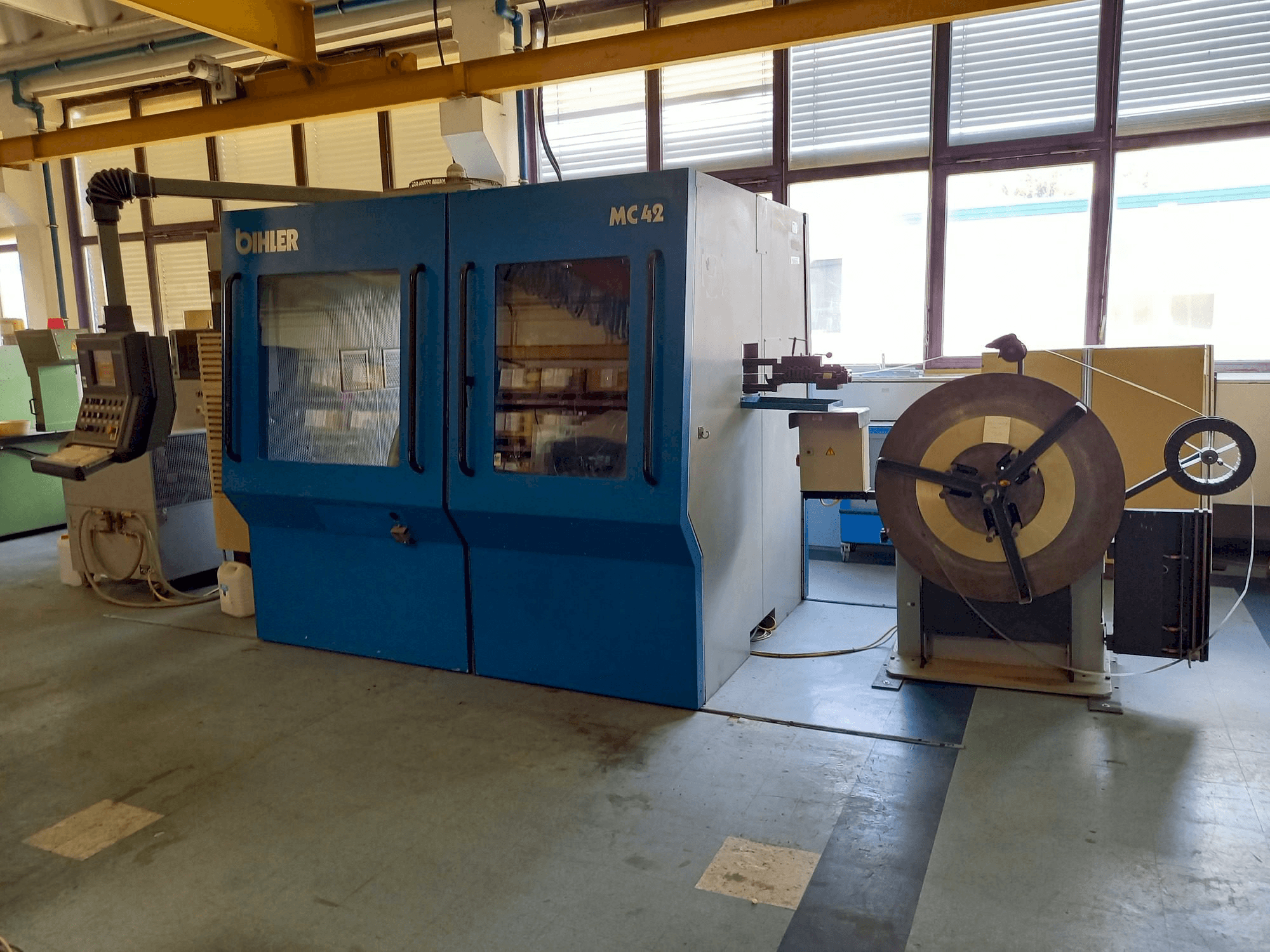 Vista frontale della macchina Bihler MULTICENTER MC42