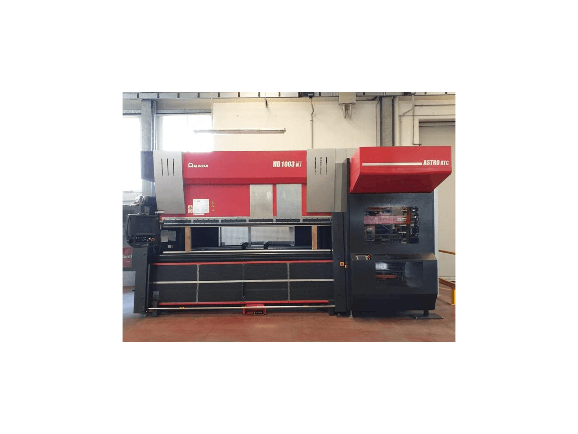 Vista frontale della macchina AMADA HD 1003 NT