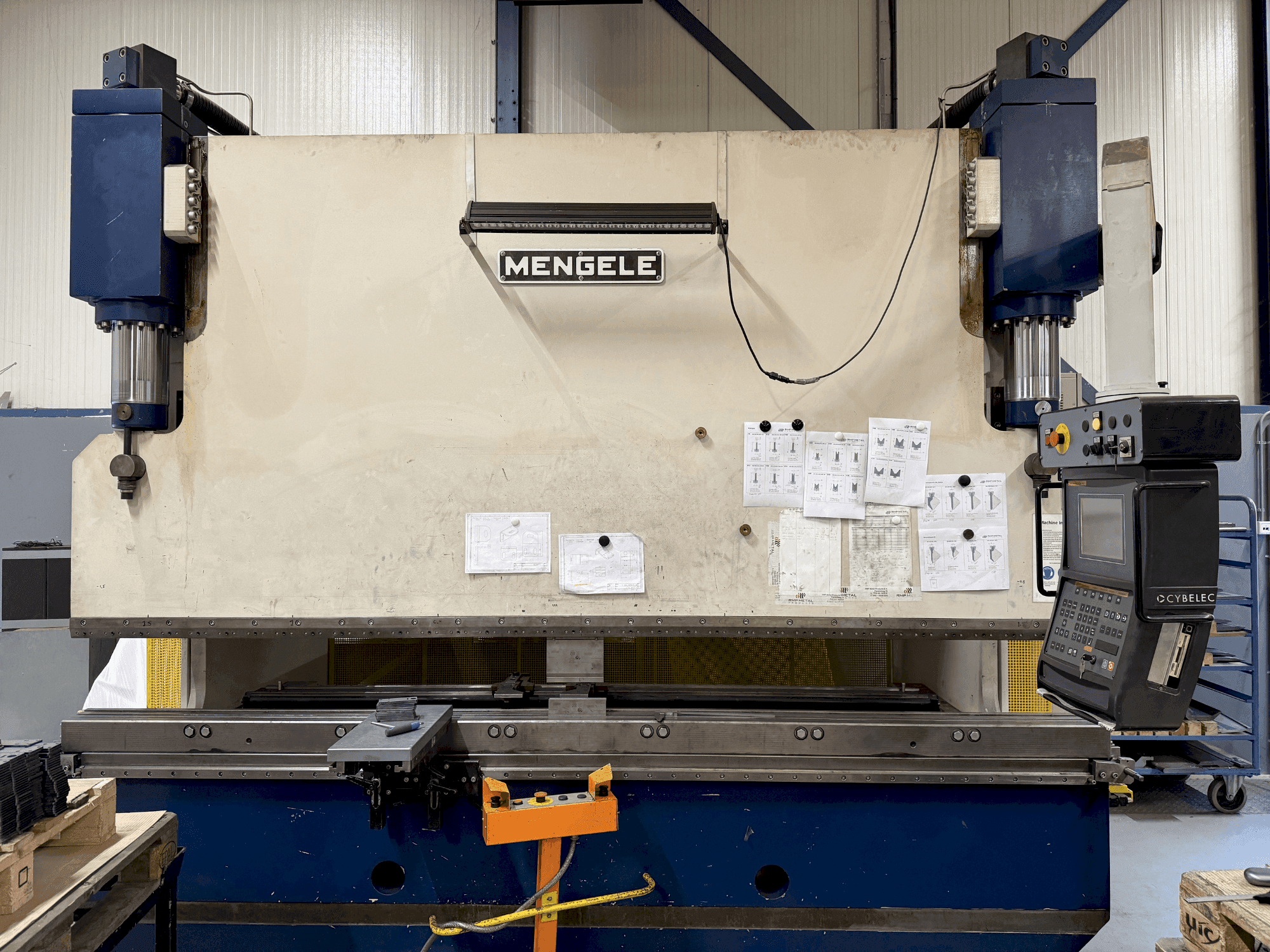 Vista frontale della macchina MENGELE HB175-30/35