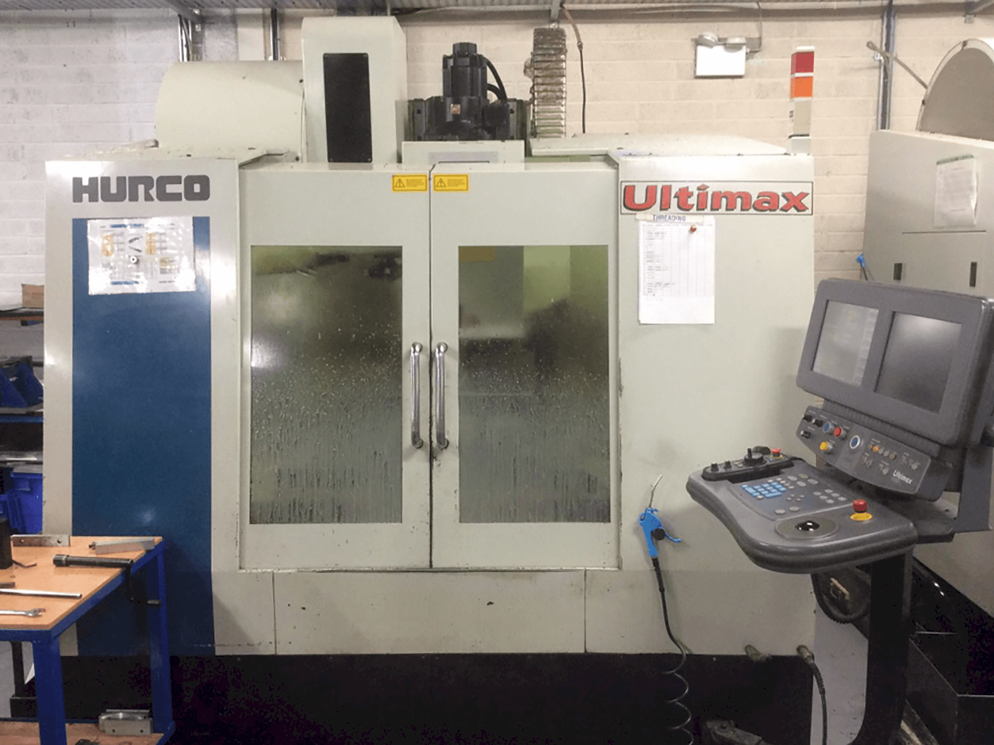 Vista frontale della macchina Hurco Ultimax VMX30