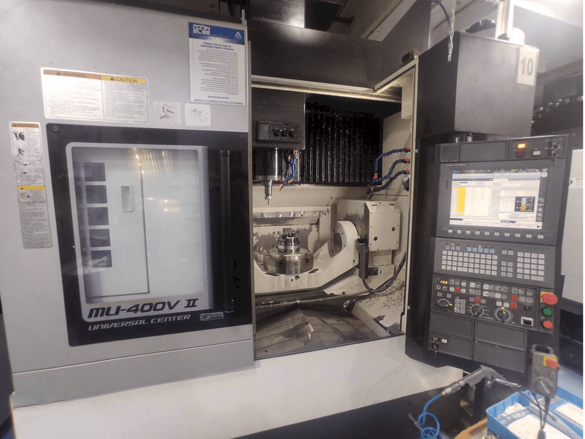 Vista frontale della macchina Okuma MU-400V-II