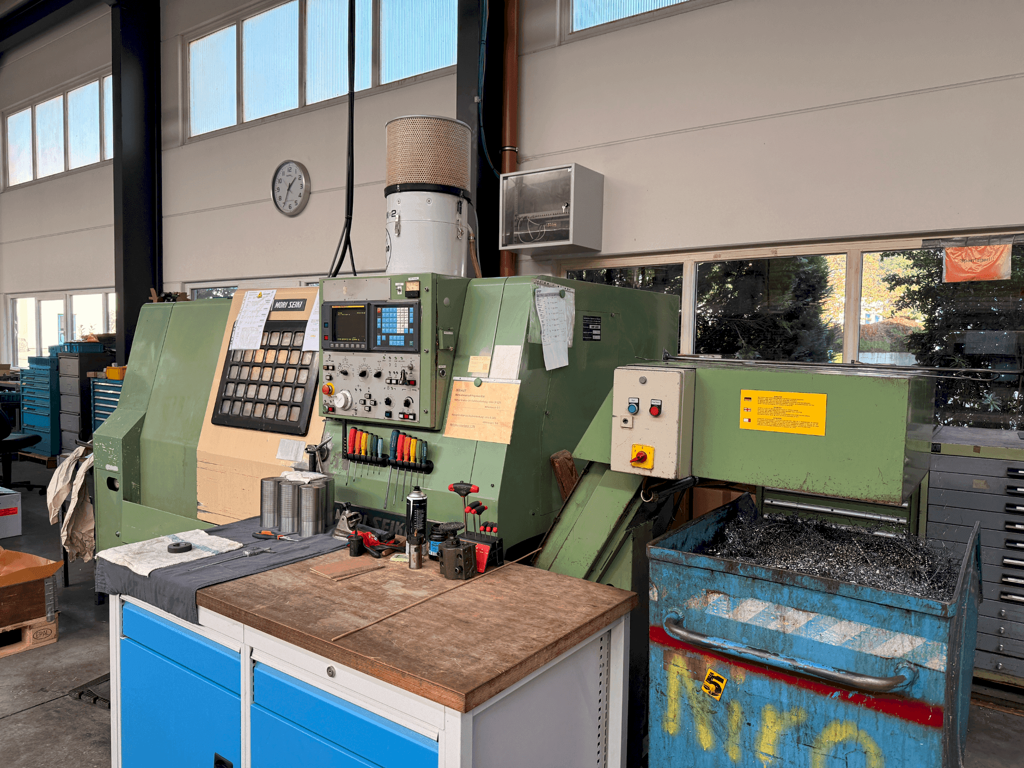 Vista frontale della macchina MORI SEIKI SL 25 (1989)