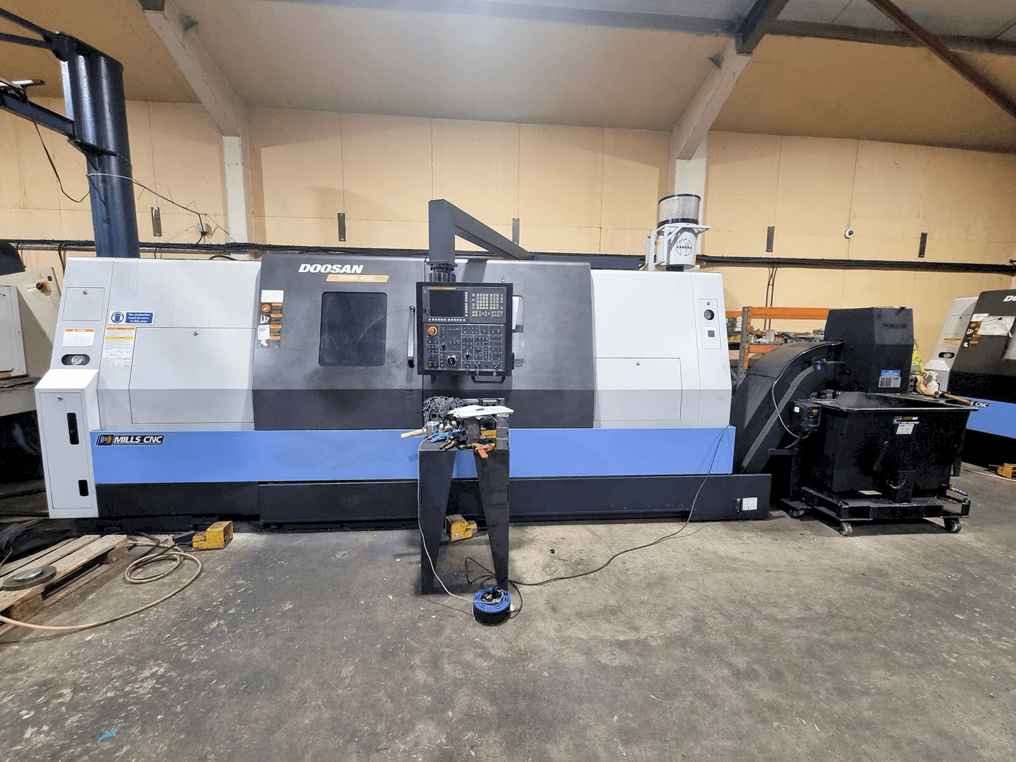 Vista frontale della macchina DOOSAN Puma 400LB