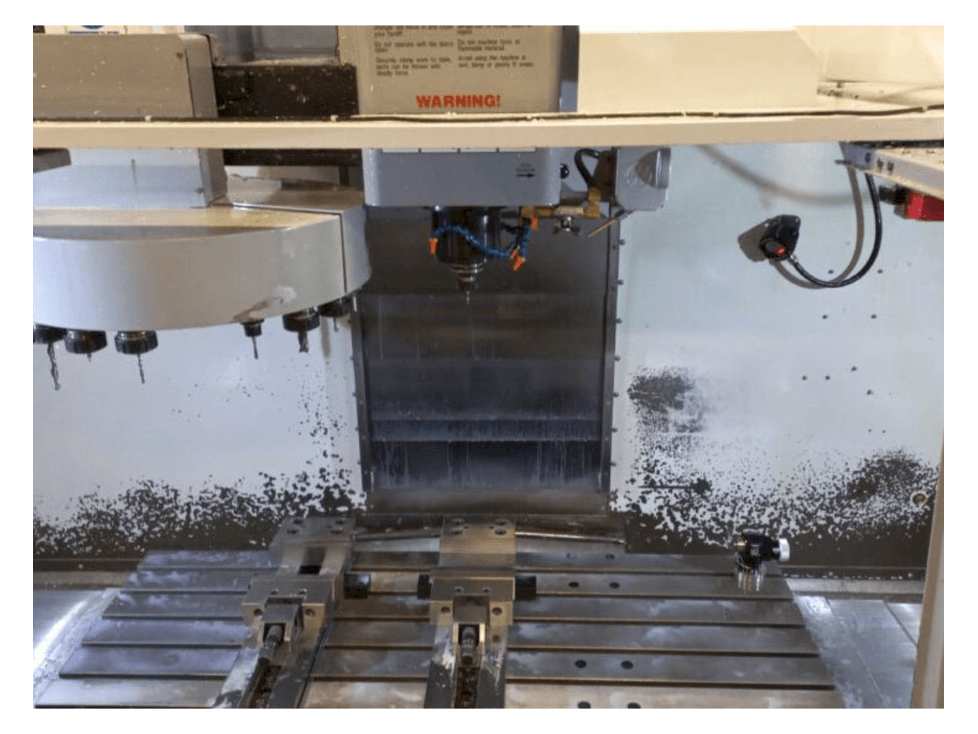 Vista frontale della macchina HAAS VF-4 DHE