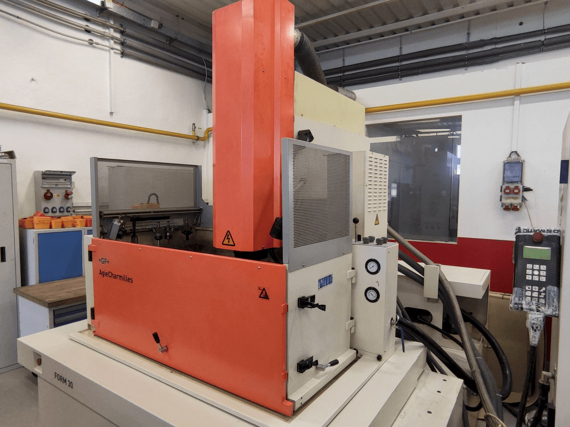 Vista frontale della macchina AgieCharmilles FORM 30