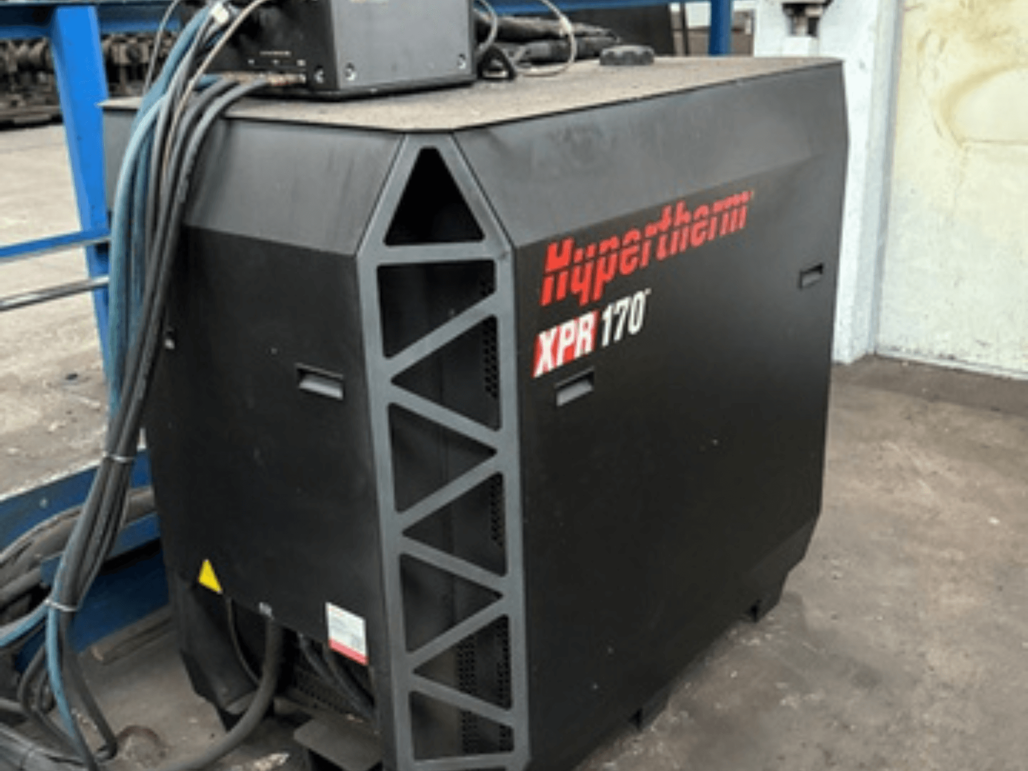 Taglierina al plasma Hypertherm XPR170, vista di lato, con prese d'aria di raffreddamento e cavi multipli per il funzionamento.
