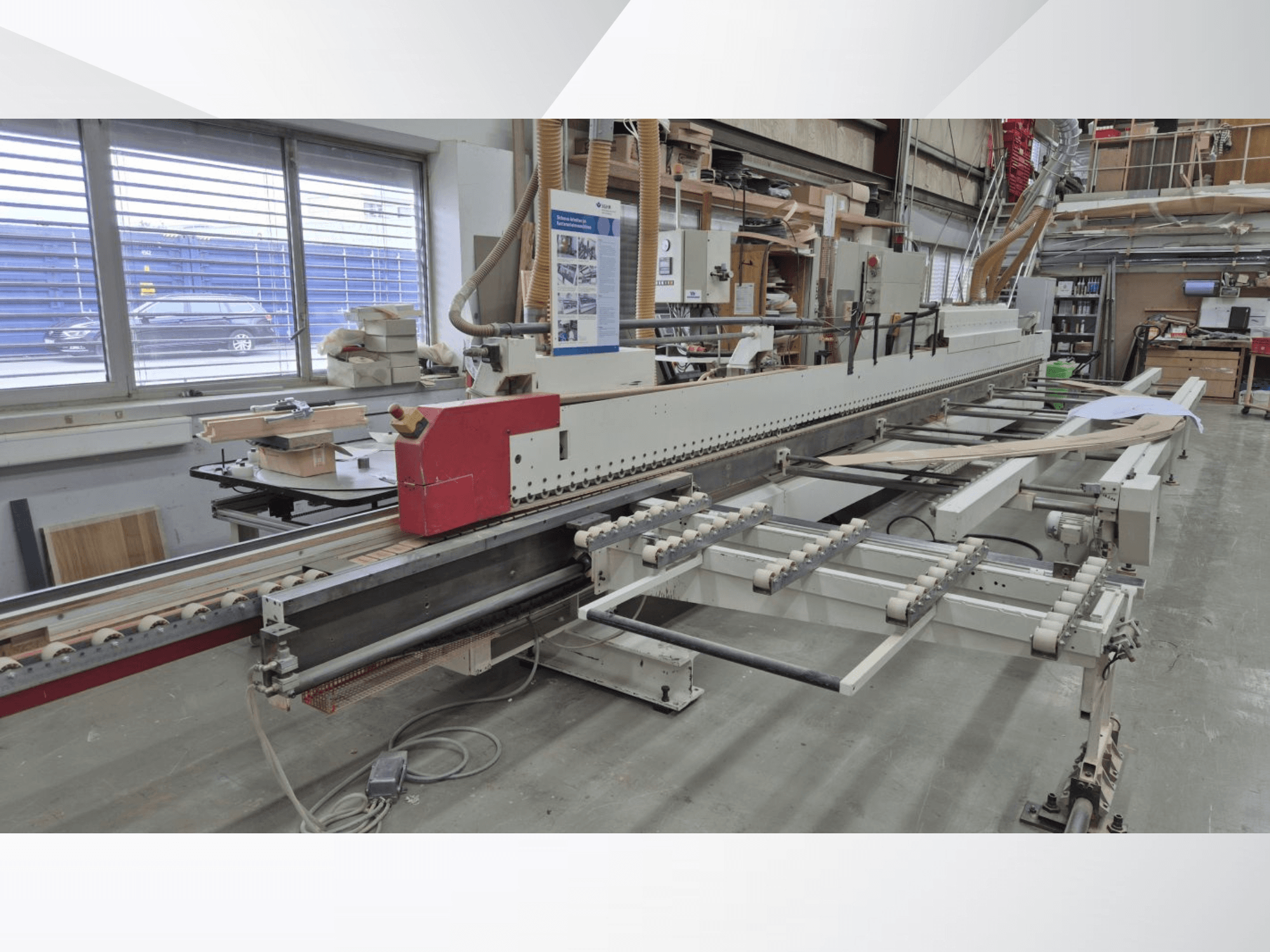 Bordatrice IMA AVM/K/I/G80/822/S3R3L20, vista laterale, che mostra il meccanismo di alimentazione e il pannello di controllo.