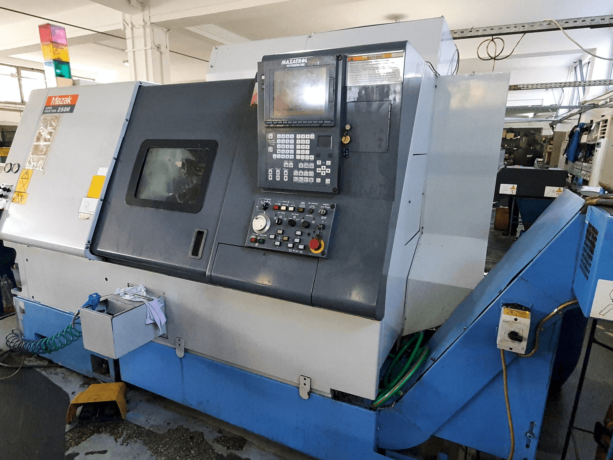 Vista frontale della macchina Mazak SQT250M