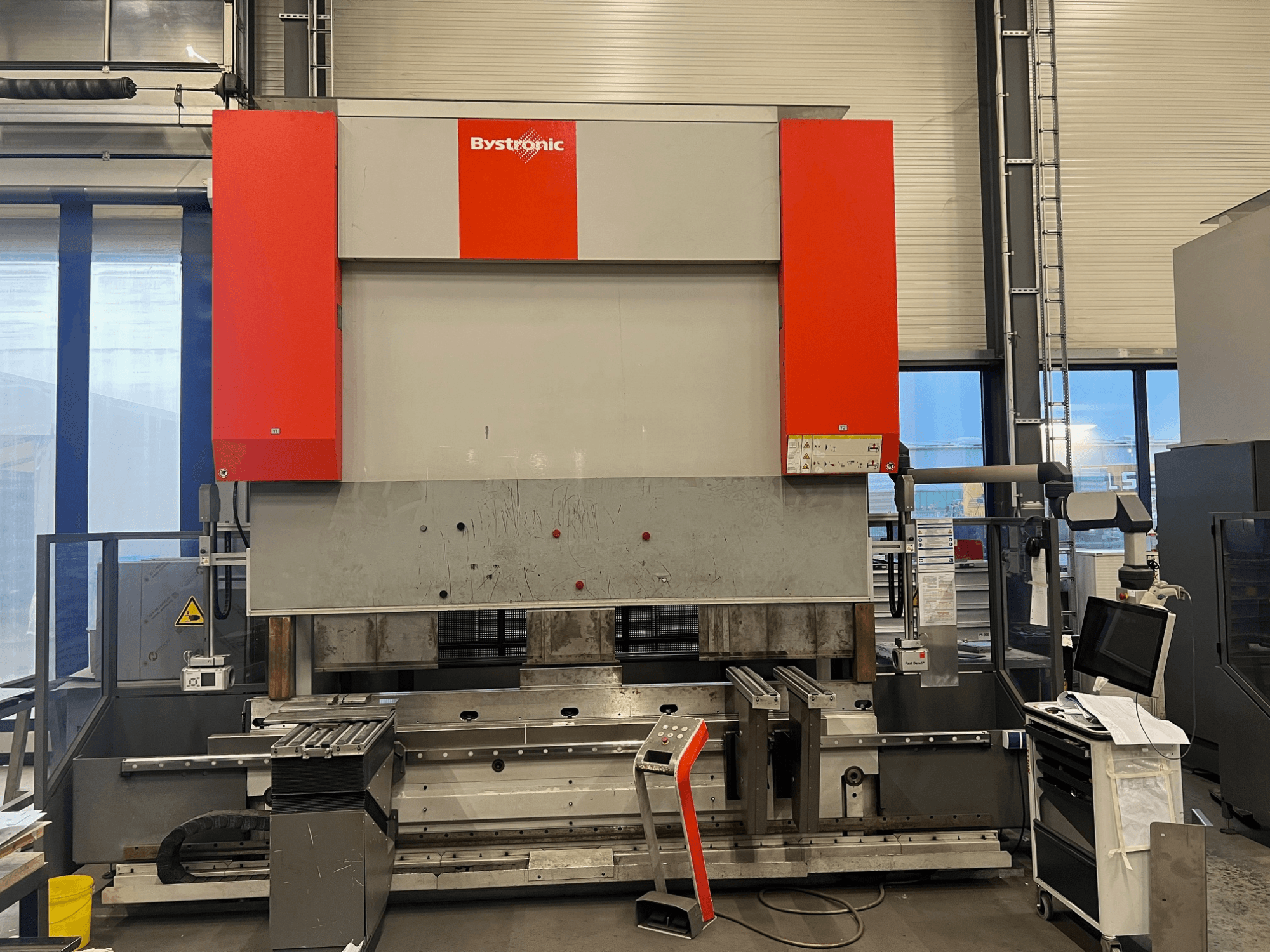 Curvatrice per lamiera Bystronic in vista frontale, con design elegante, pannello di controllo e funzioni di sicurezza.