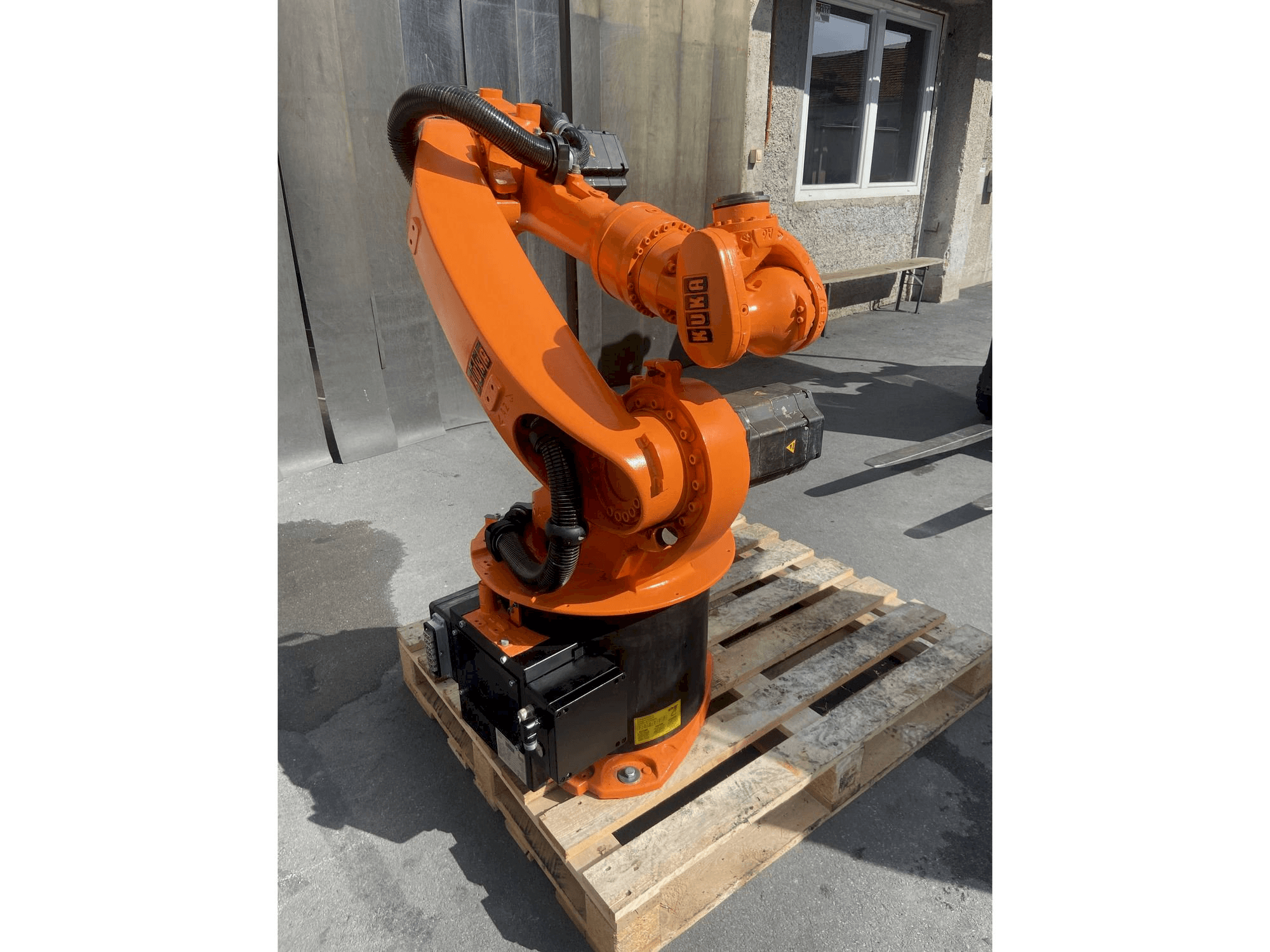 Vista frontale della macchina KUKA Kr16