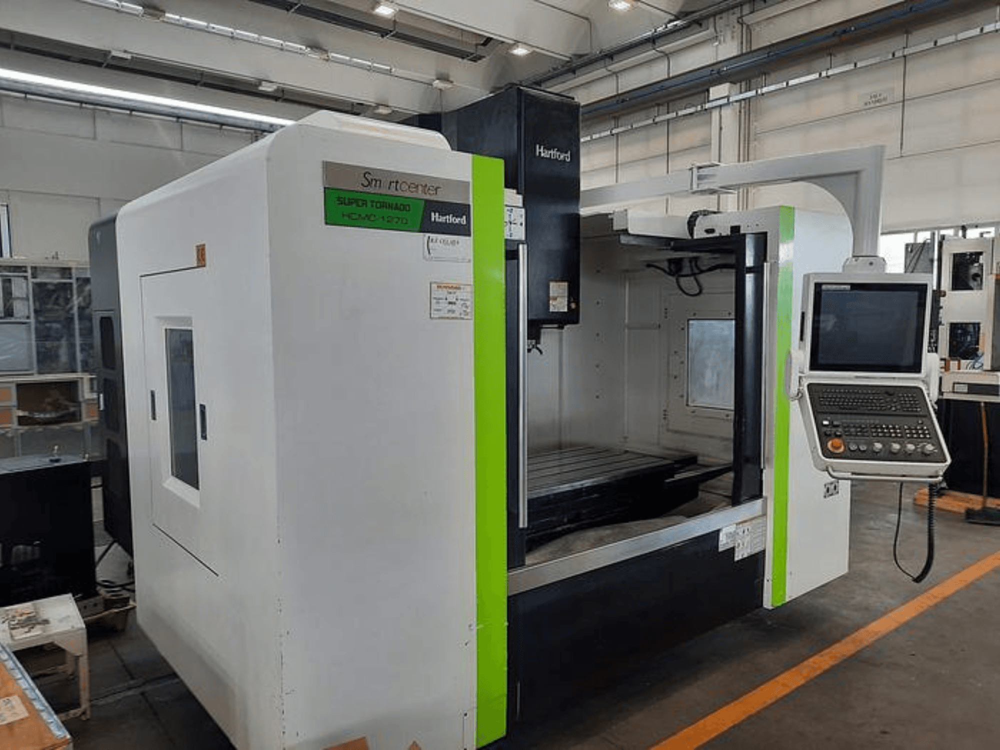 Macchina CNC Hartford Super Tornado HCM-1270, vista frontale, con pannello di controllo e area di lavoro aperta.