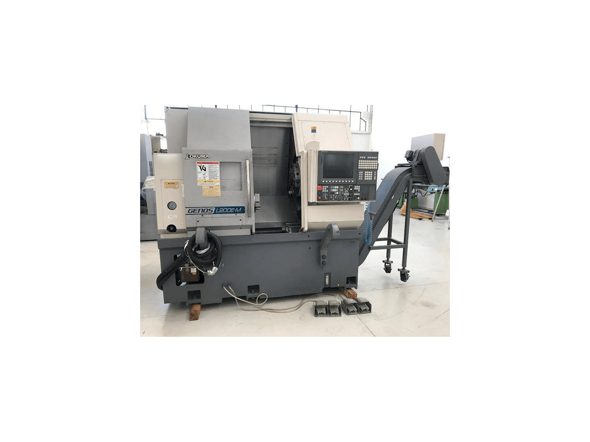 Vista frontale della macchina Okuma Genos L200E-MY