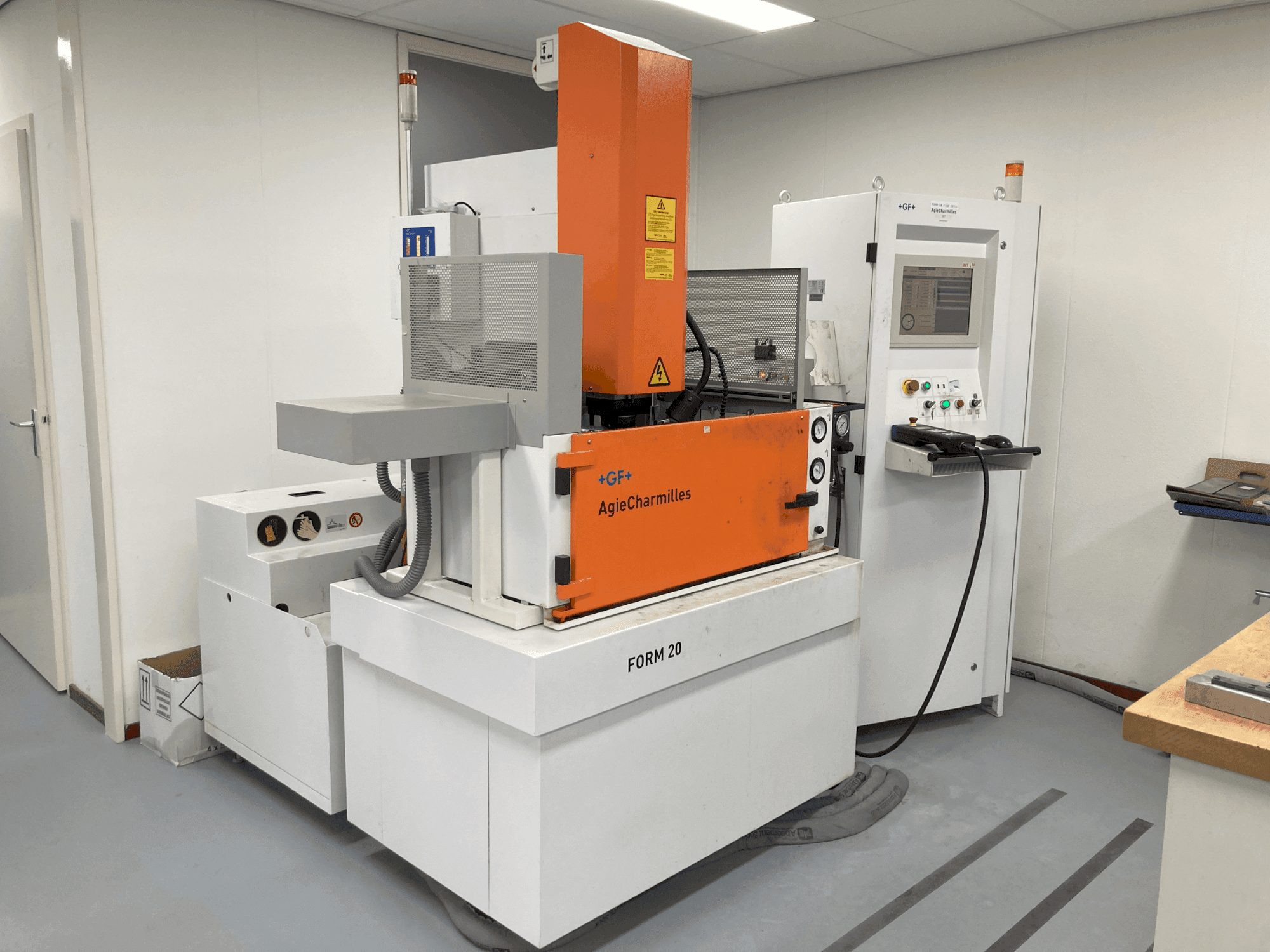 Vista frontale della macchina AgieCharmilles CABINET FORM20