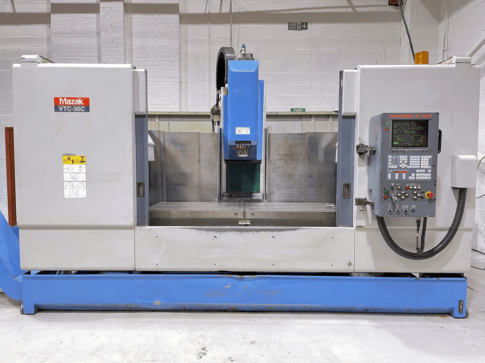 Vista frontale della macchina Mazak VTC-30C
