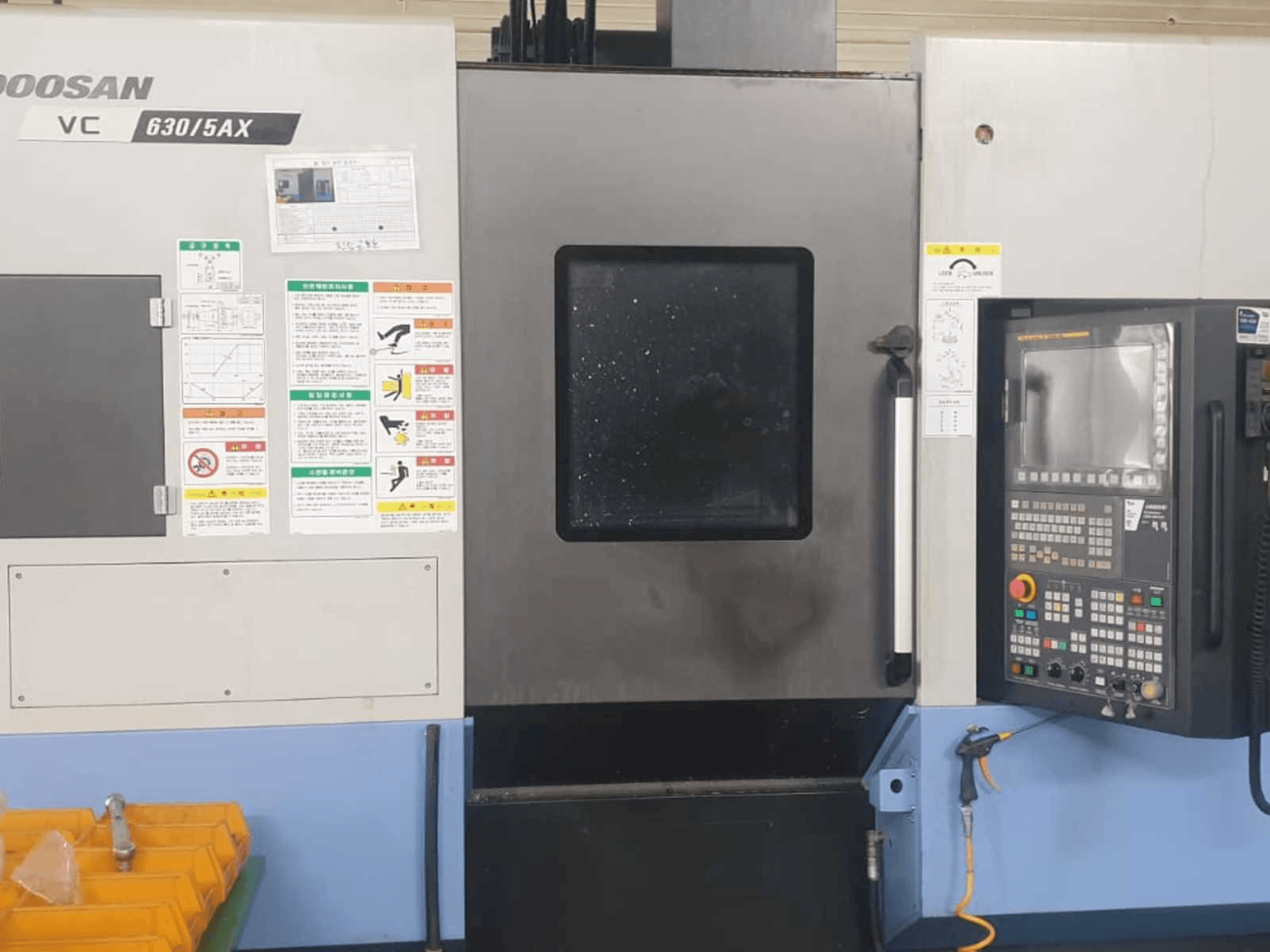 Vista frontale della macchina Doosan VC 630/5AX