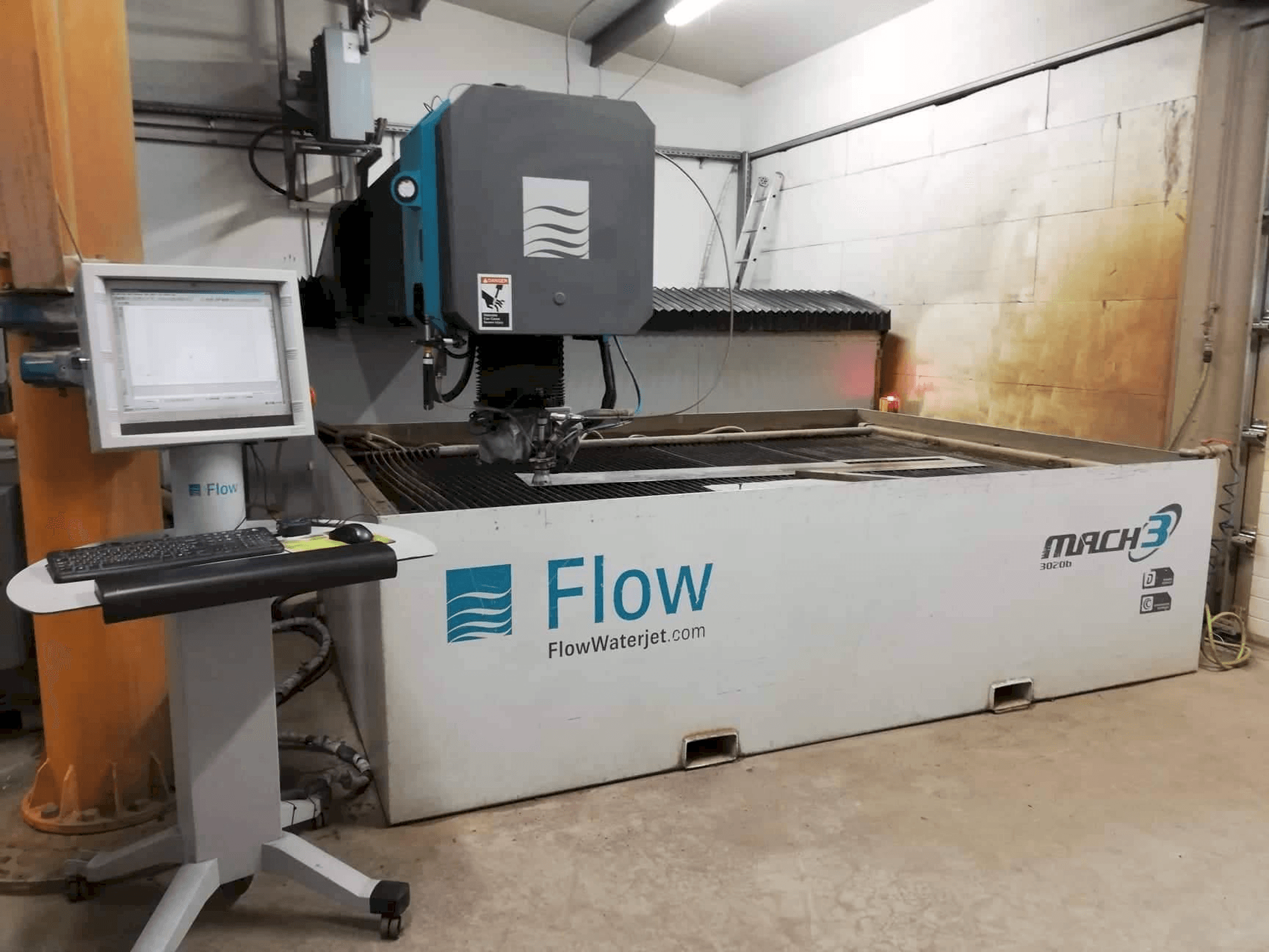 Vista frontale della macchina Flow Mach3-3020b