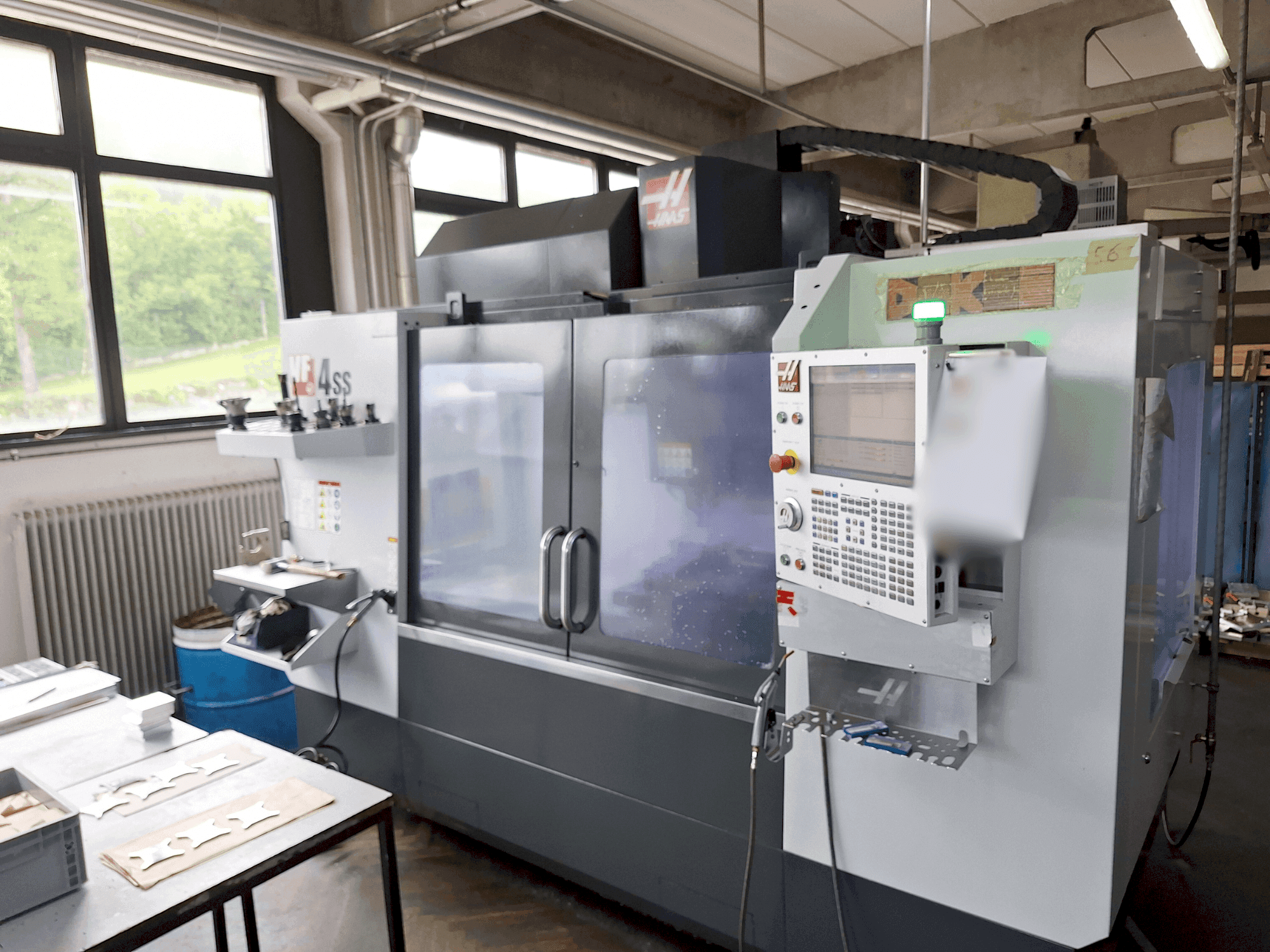 Vista frontale della macchina HAAS VF-4SS