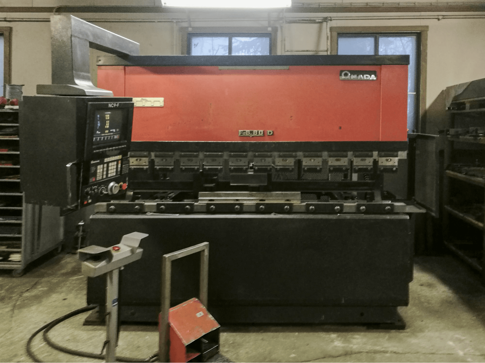 Vista frontale della macchina AMADA FBD-8025F