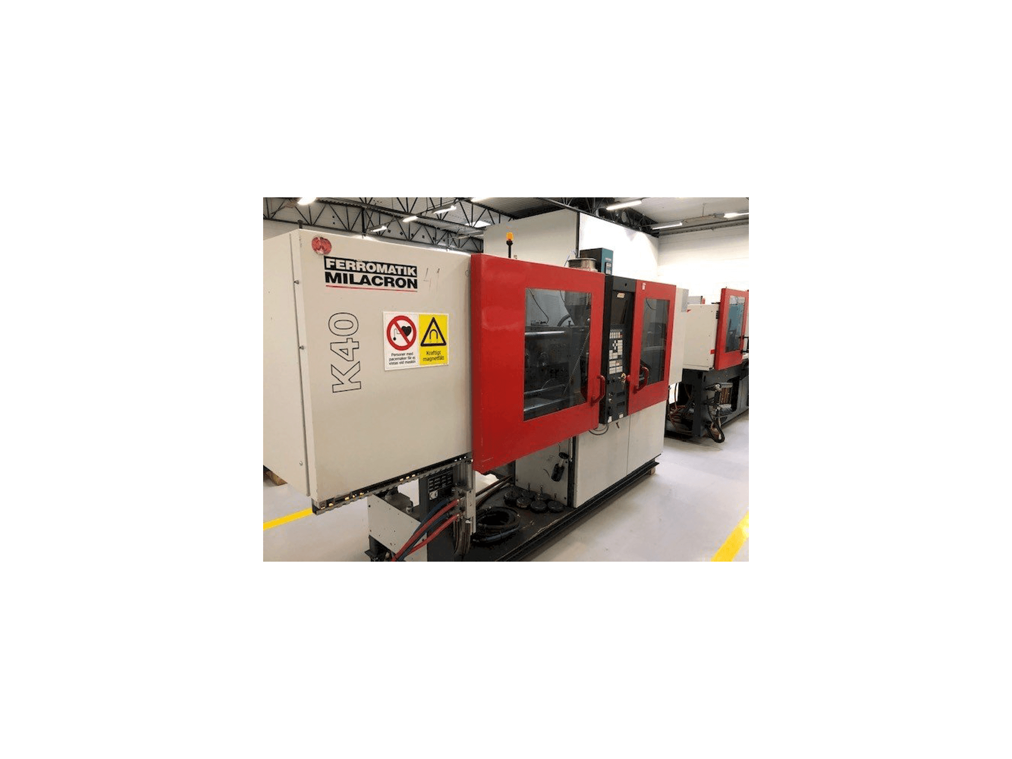 Vista laterale sinistra della macchina FERROMATIK MILACRON K40 D-E