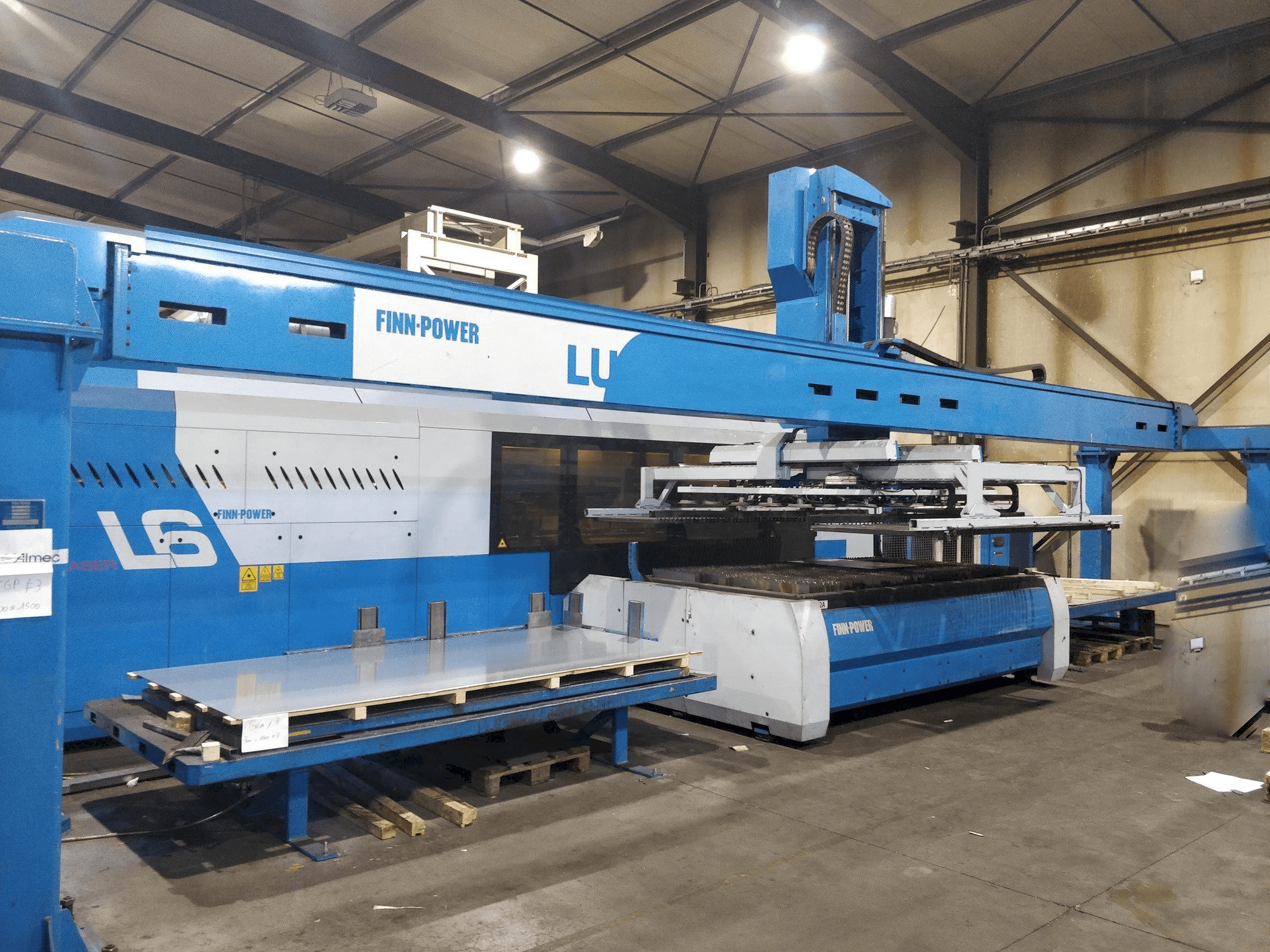 Vista frontale della macchina Finn-Power L6