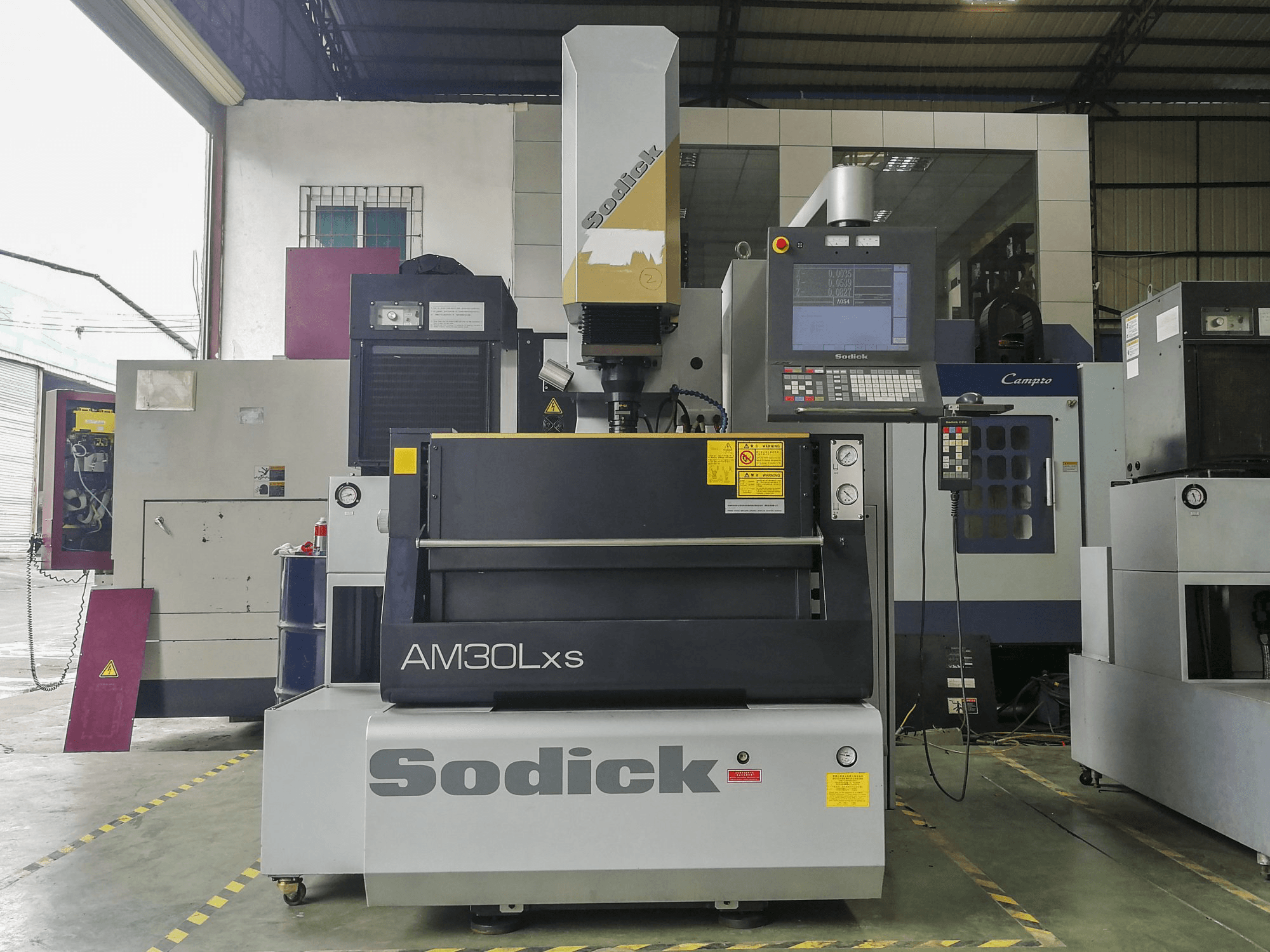 Vista frontale della macchina Sodick AM30LXS