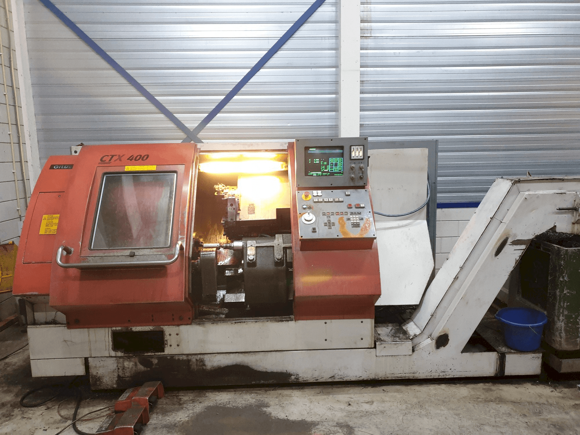 Vista frontale della macchina Gildemeister CTX 400