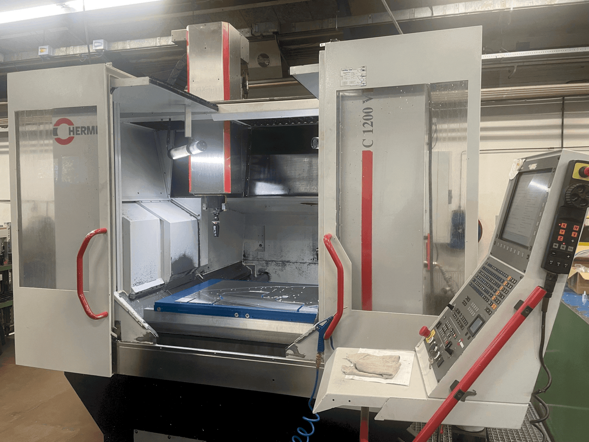 Vista frontale della macchina HERMLE C 1200 V