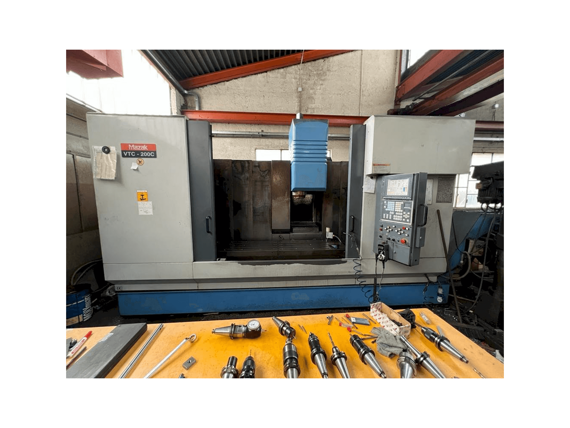 Vista frontale della macchina Mazak VTC 200C