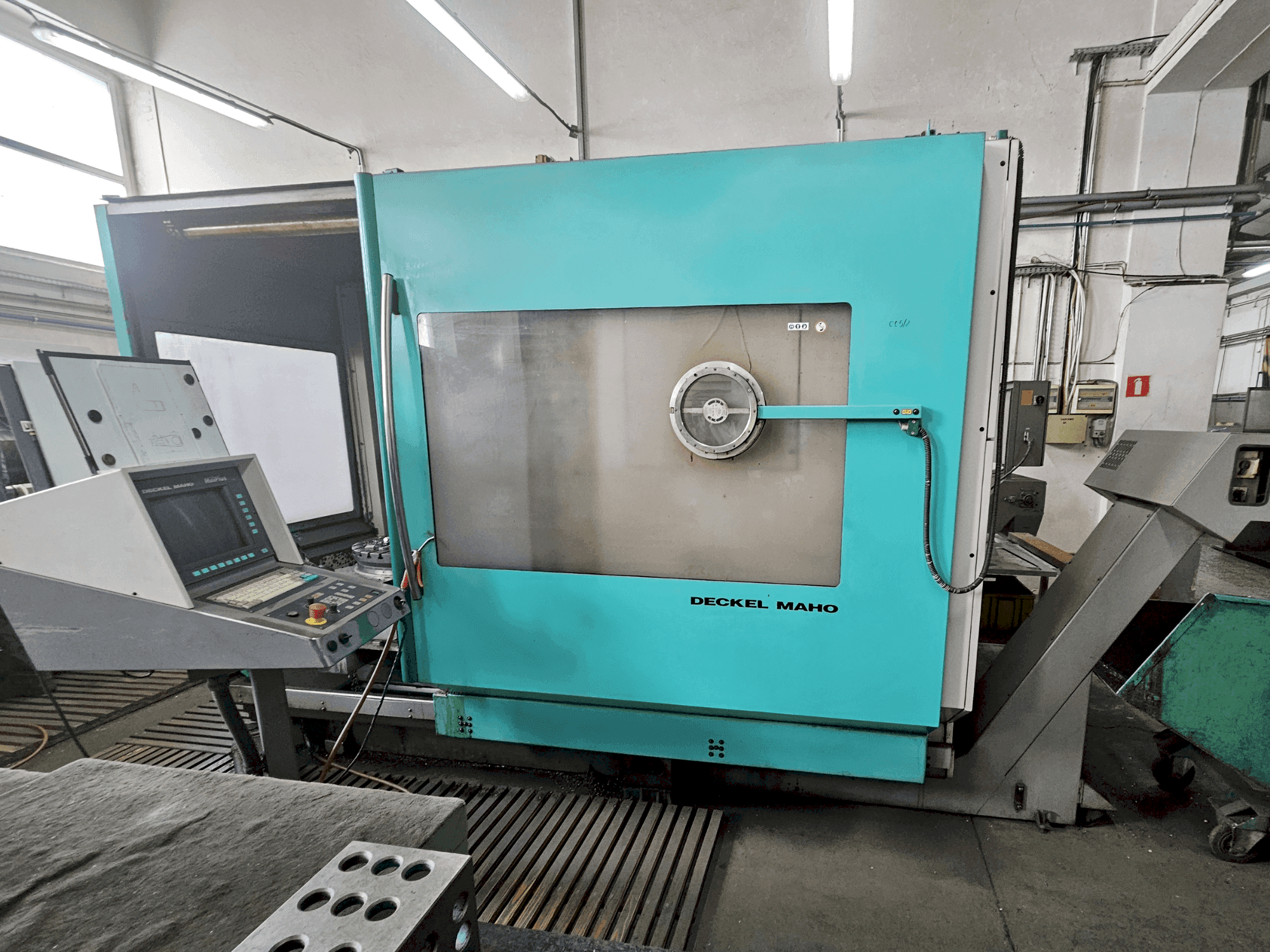 Vista frontale della macchina DECKEL MAHO DMU 60P