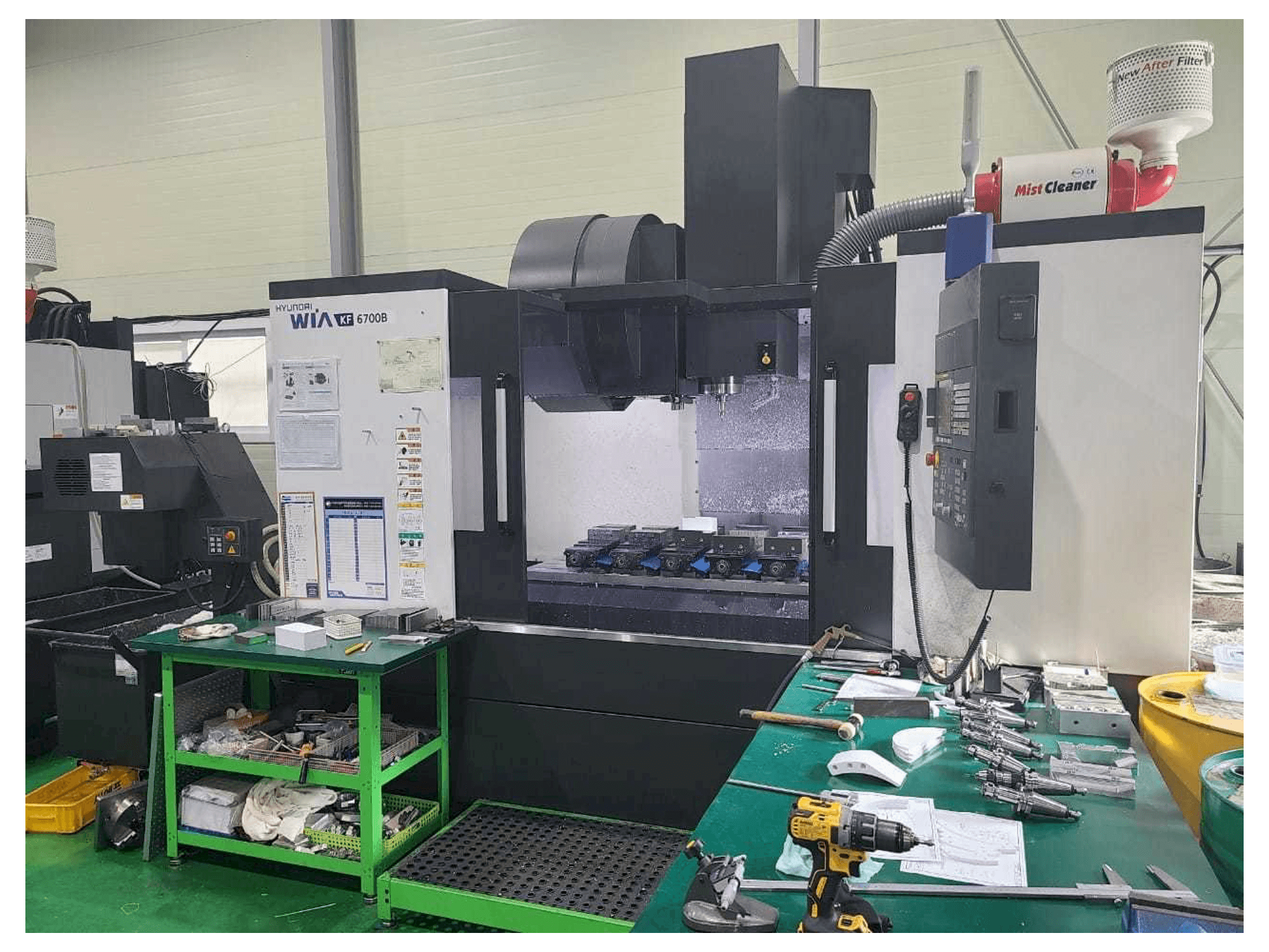 Vista frontale della macchina Hyundai Wia KF 6700B