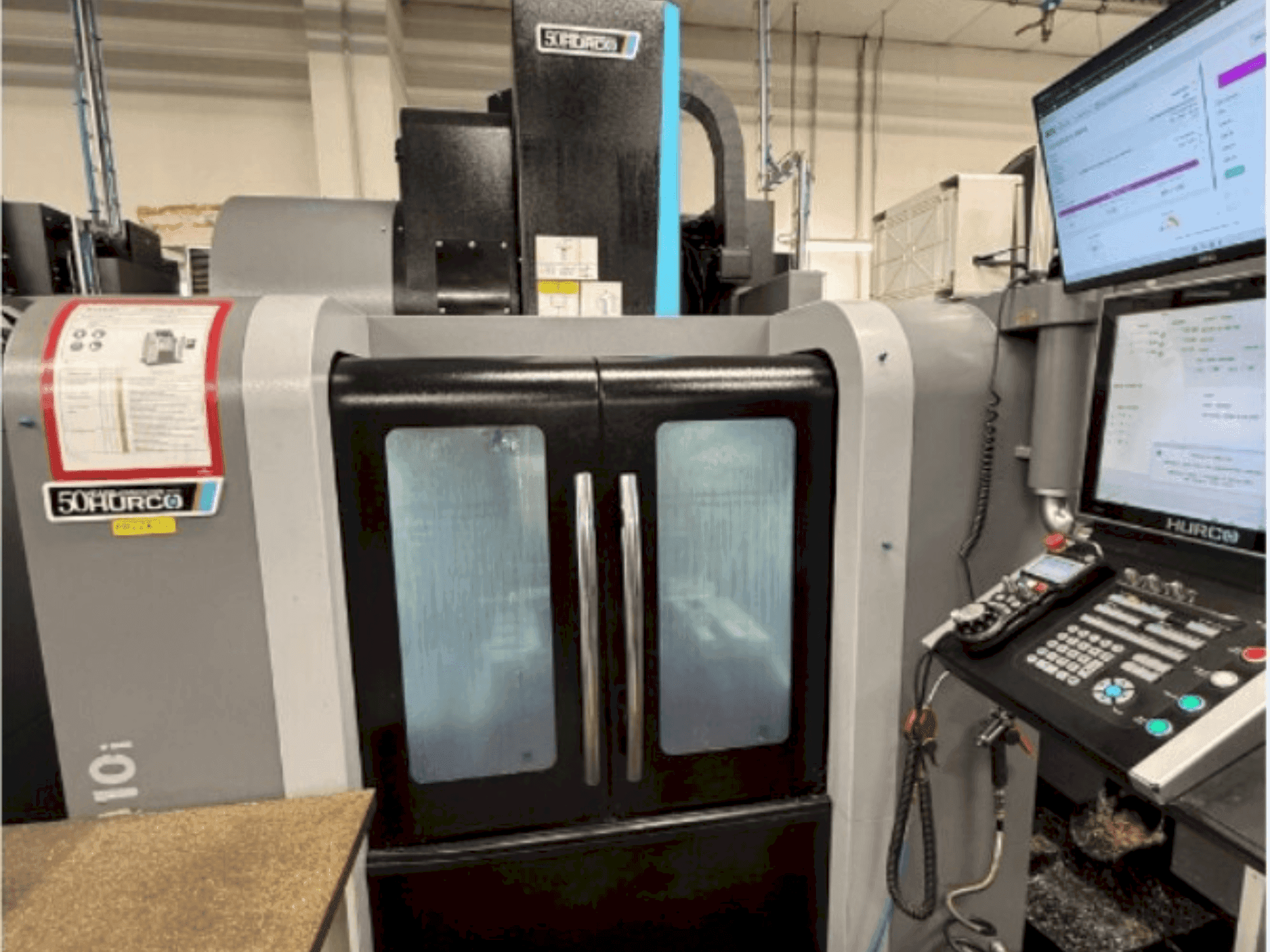 Vista frontale della macchina Hurco VM10i