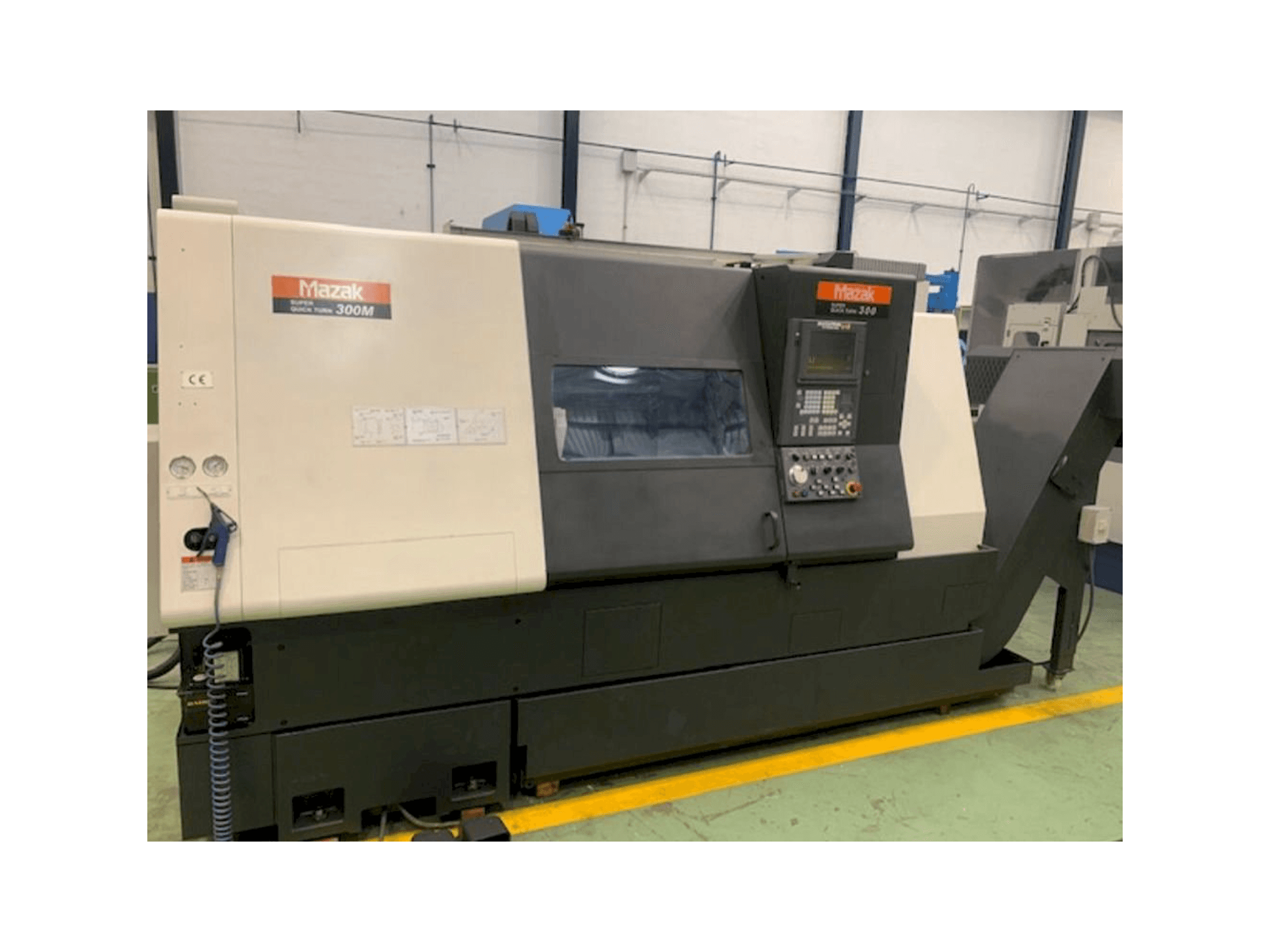 Vista frontale della macchina Mazak SQT 300 M