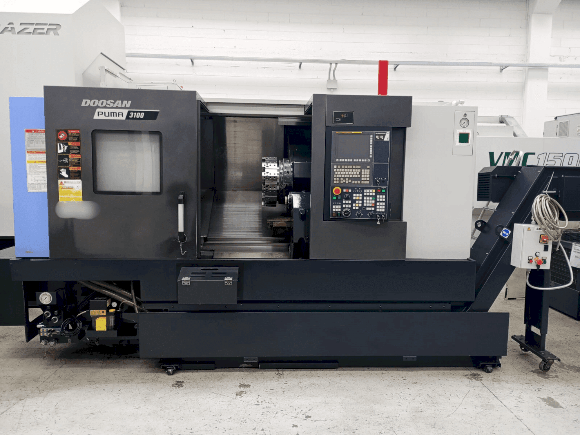 Vista frontale della macchina DOOSAN PUMA 3100