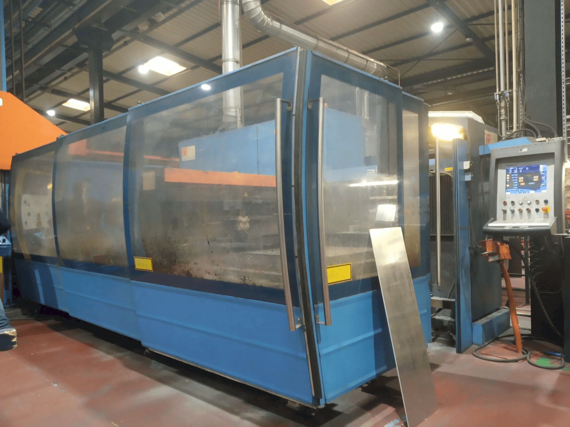 Vista lato sinistro della macchina Prima Power Platino 1530