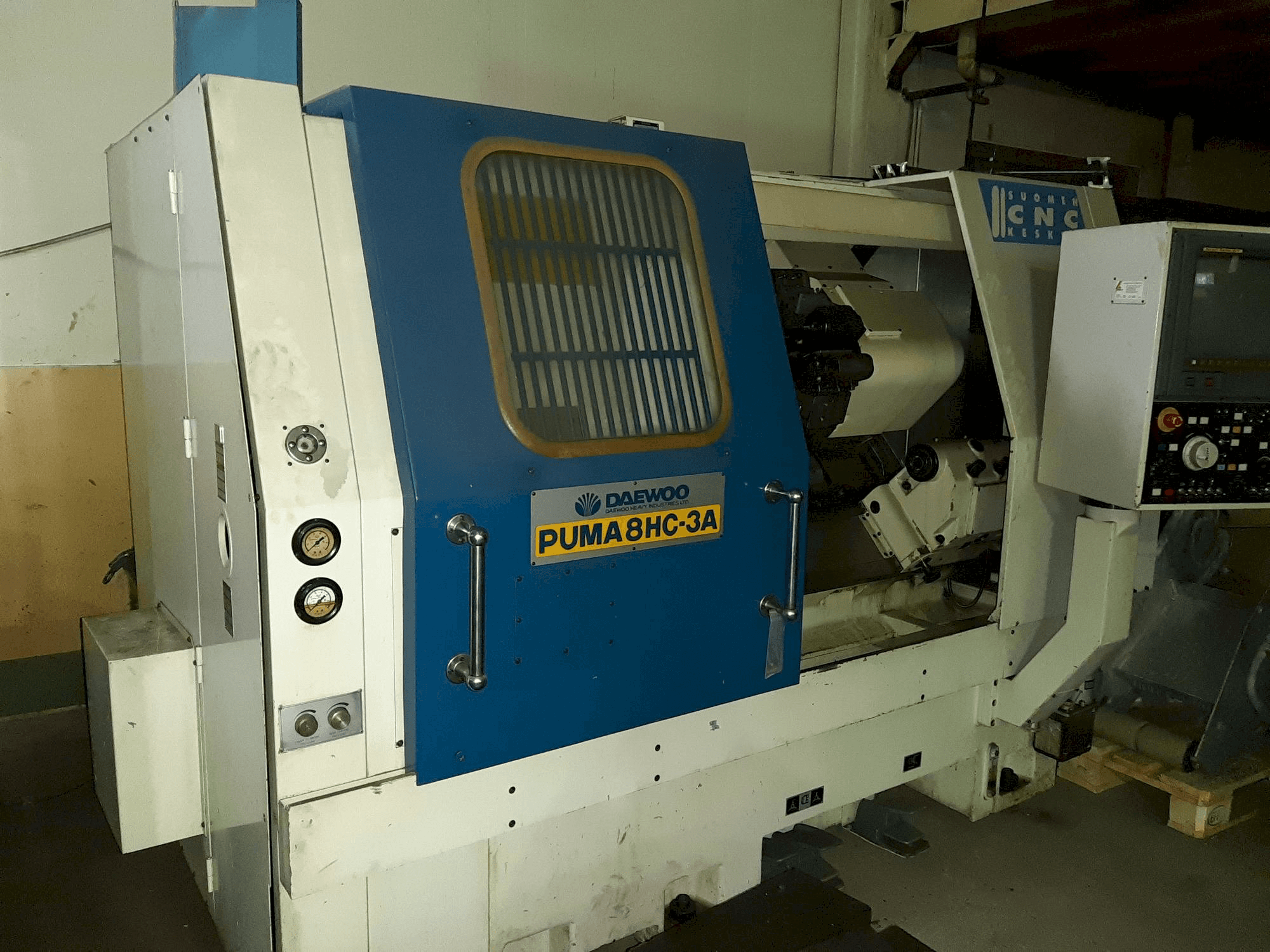 Vista frontale della macchina DAEWOO PUMA 8HC-3A