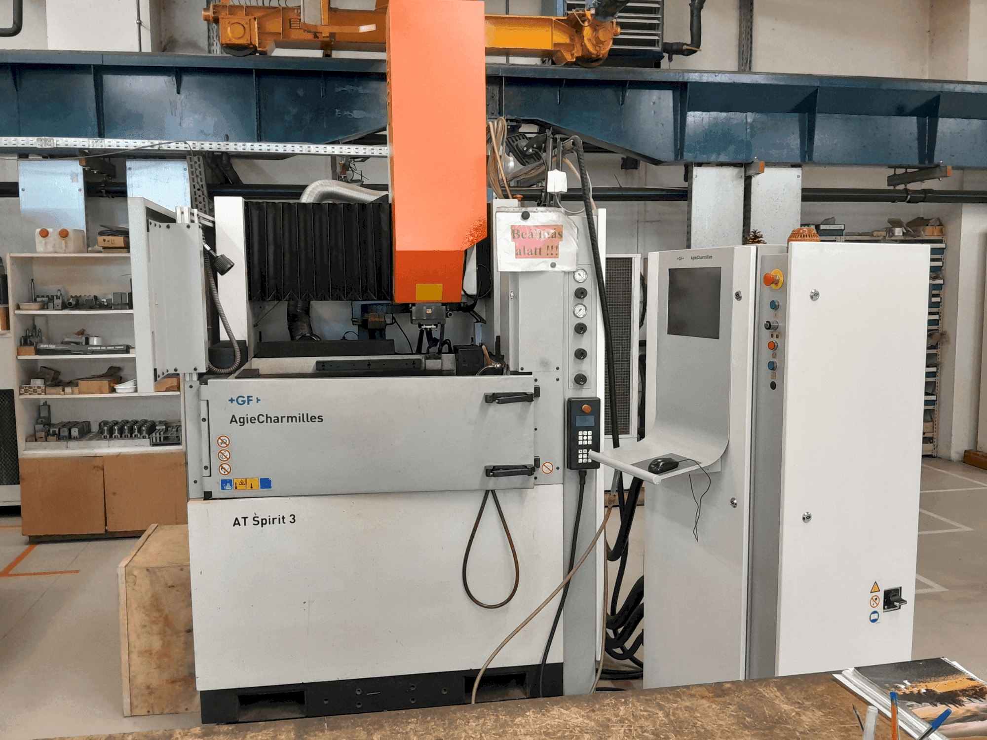 Vista frontale della macchina AgieCharmilles Spirit 3