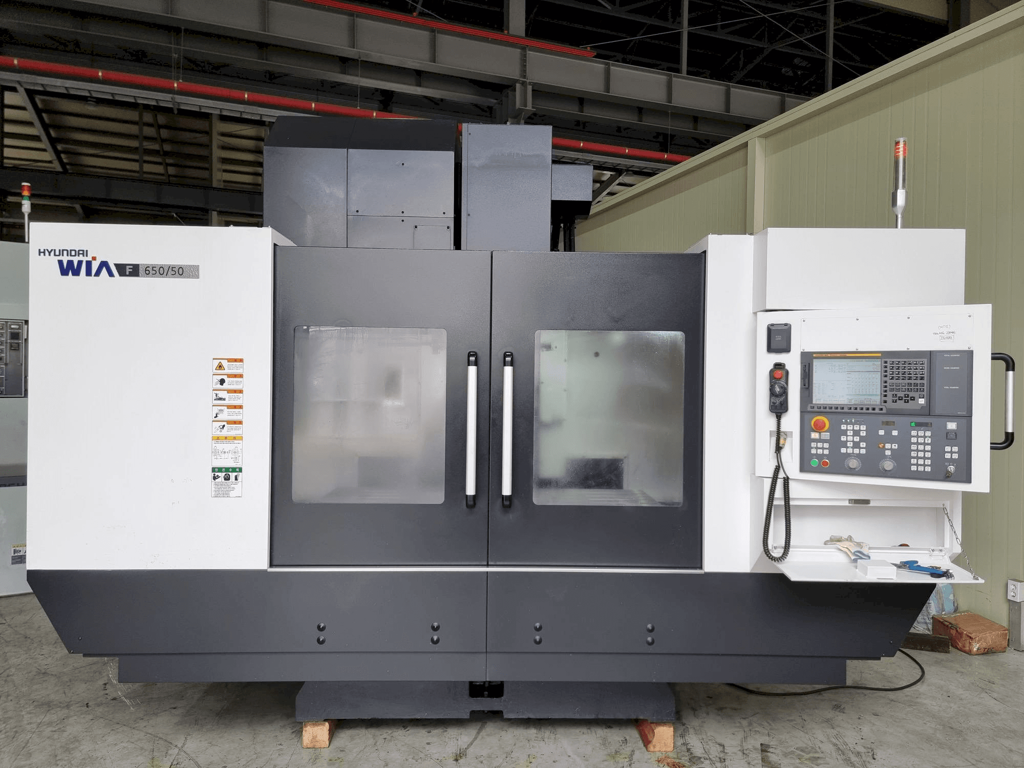Vista frontale della macchina Hyundai Wia F650/50