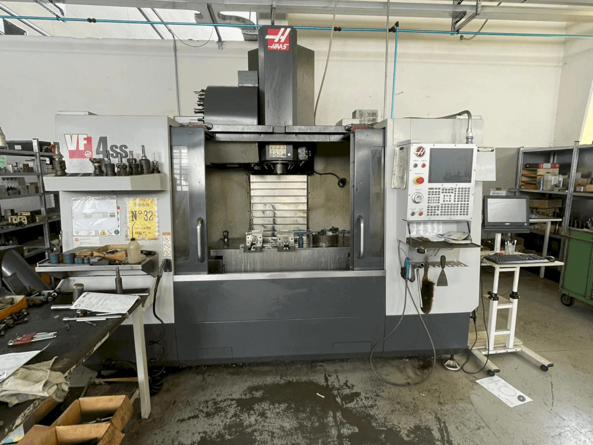 Vista frontale della macchina HAAS VF4SS