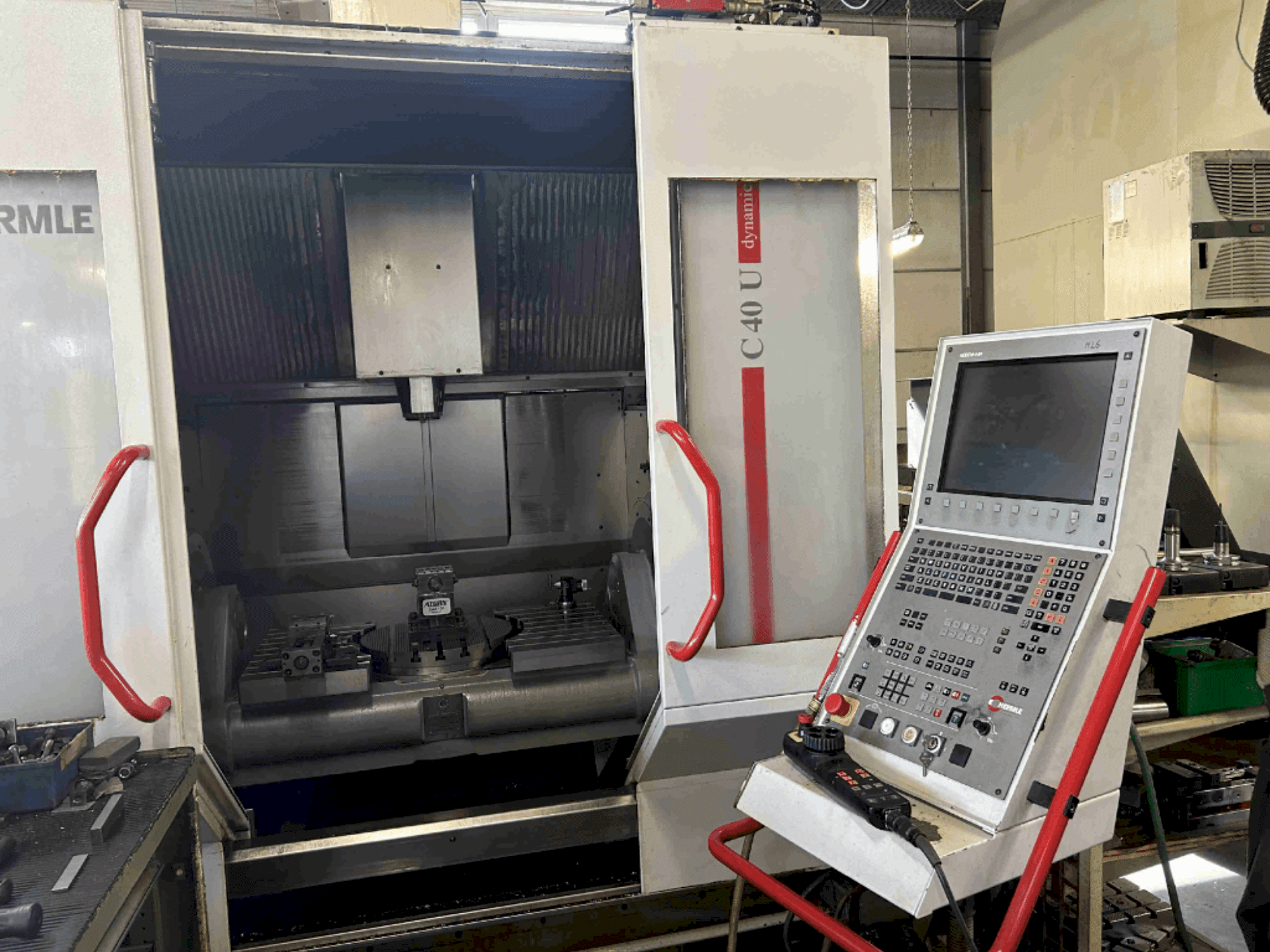 Vista frontale della macchina HERMLE C40U