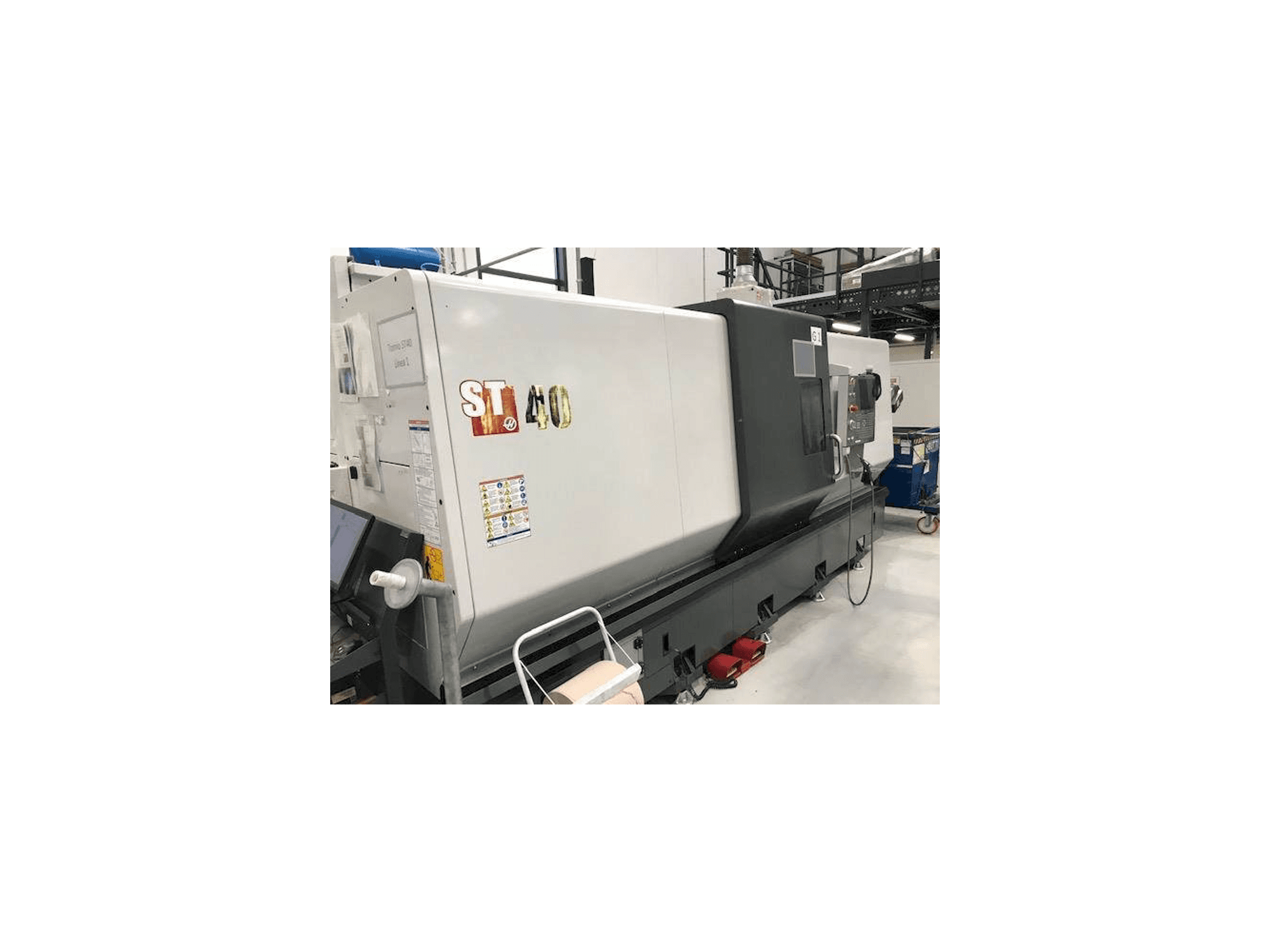 Vista frontale della macchina HAAS ST40