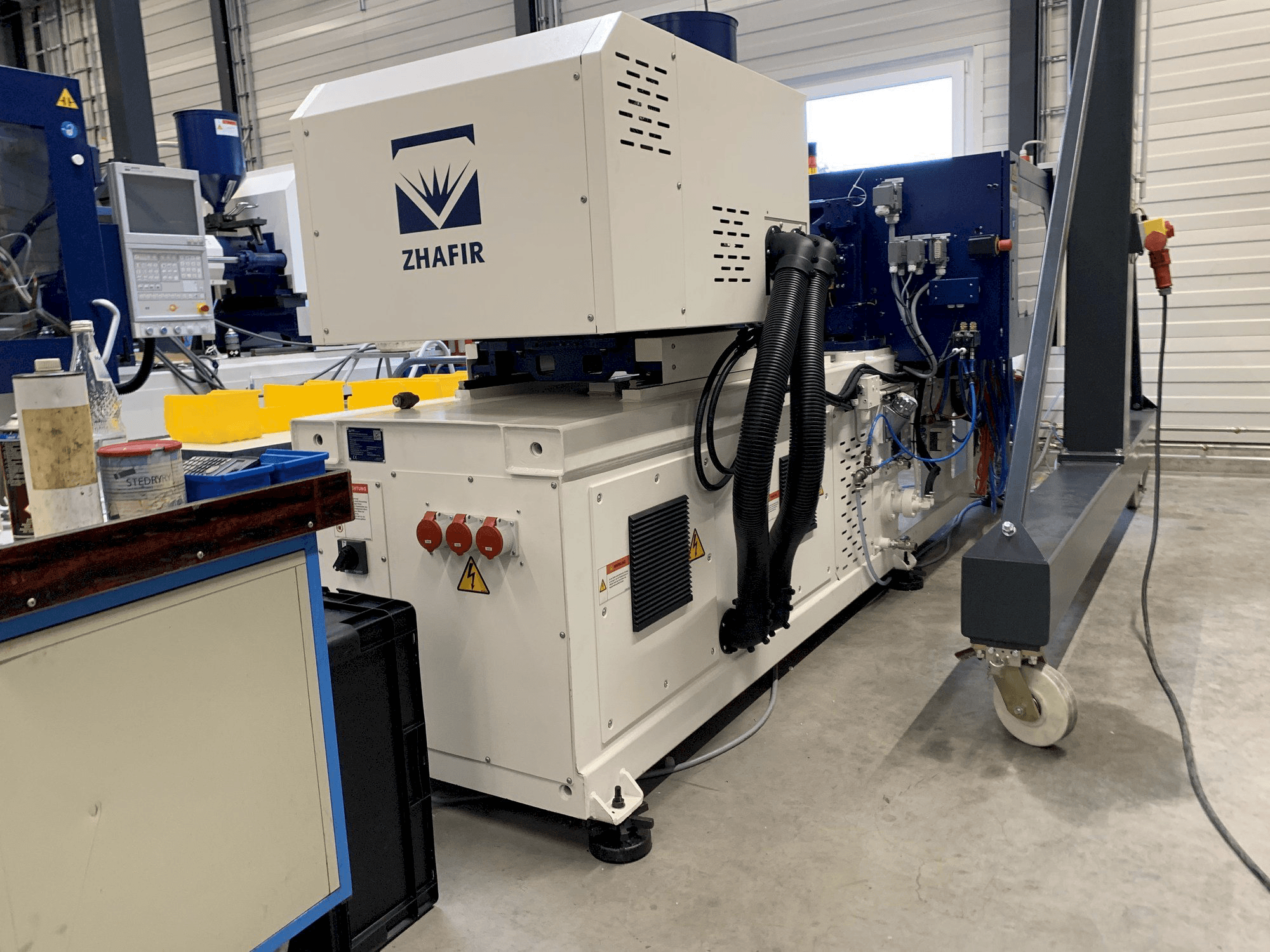 Vista laterale sinistra della macchina ZHAFIR ZERES 600 Haitian