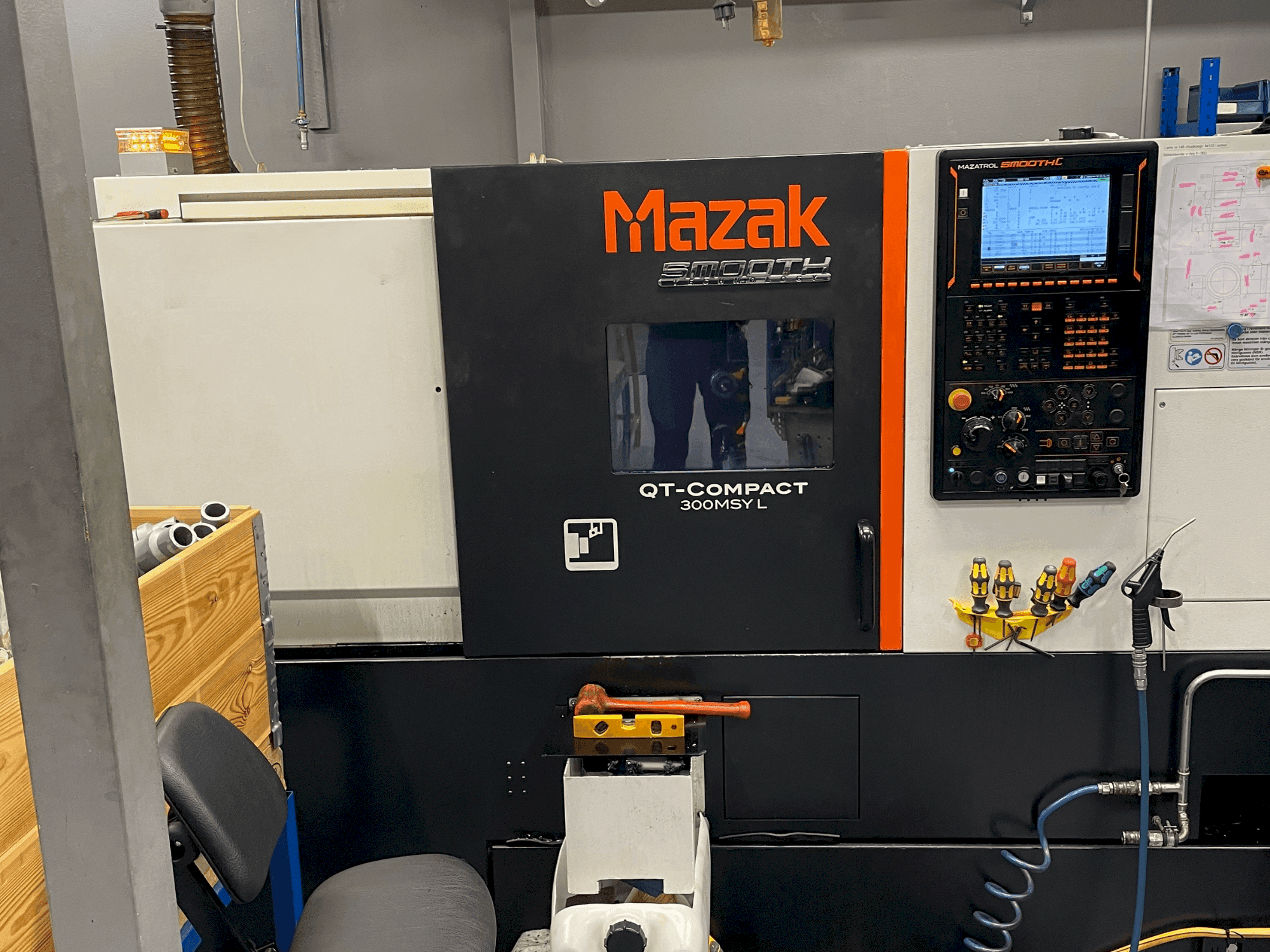 Vista frontale della macchina Mazak Quick Turn Compact 300 MSY L