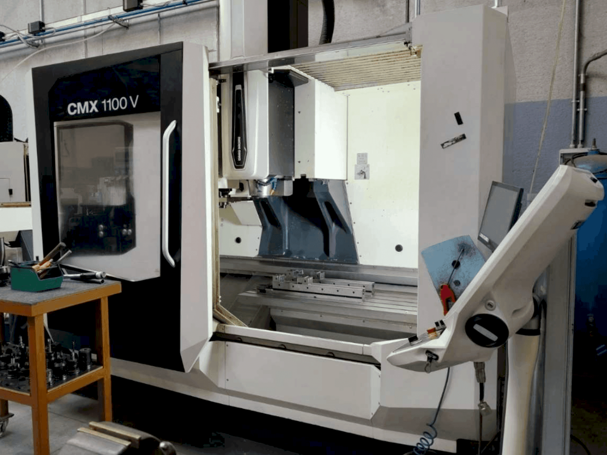 Vista frontale della macchina DMG MORI CMX 1100V