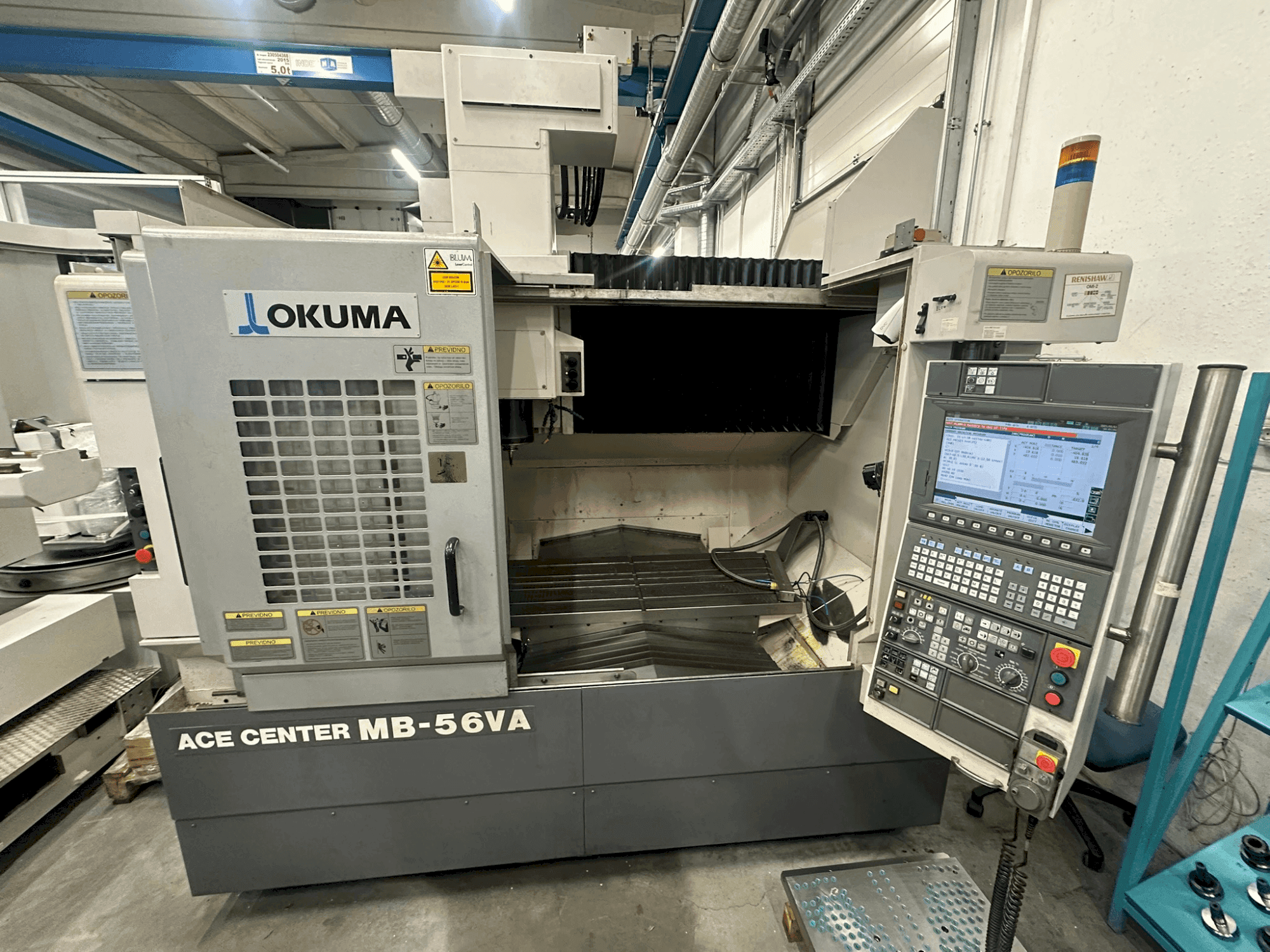 Vista frontale della macchina Okuma MB-56 VA