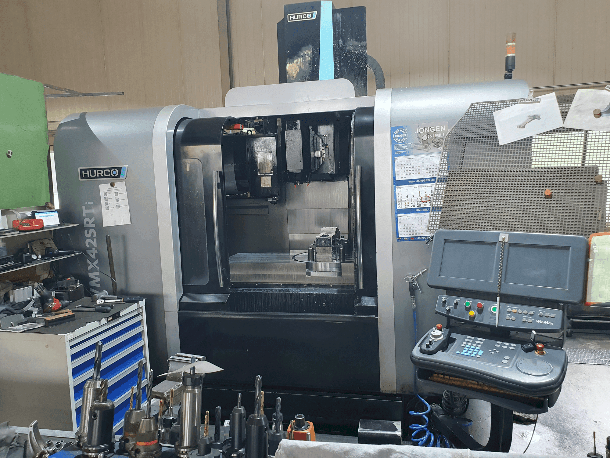 Vista frontale della macchina Hurco VMX 42 SRTi