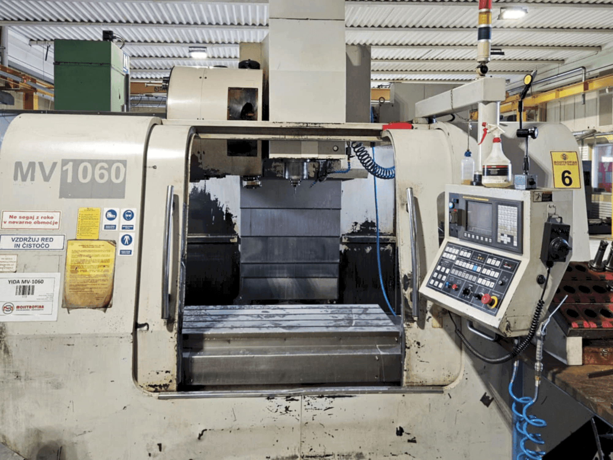 Vista frontale della macchina Yida MV-1060